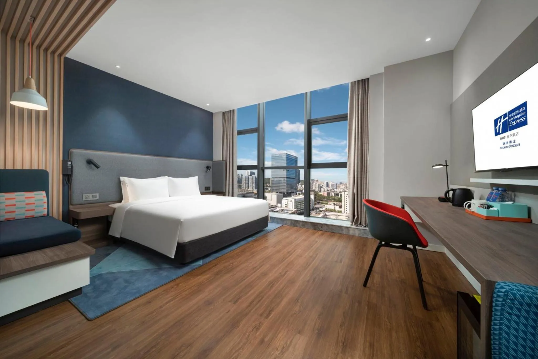 Standard King Room with City View in Holiday Inn Express Zhuhai Gongbei by IHG