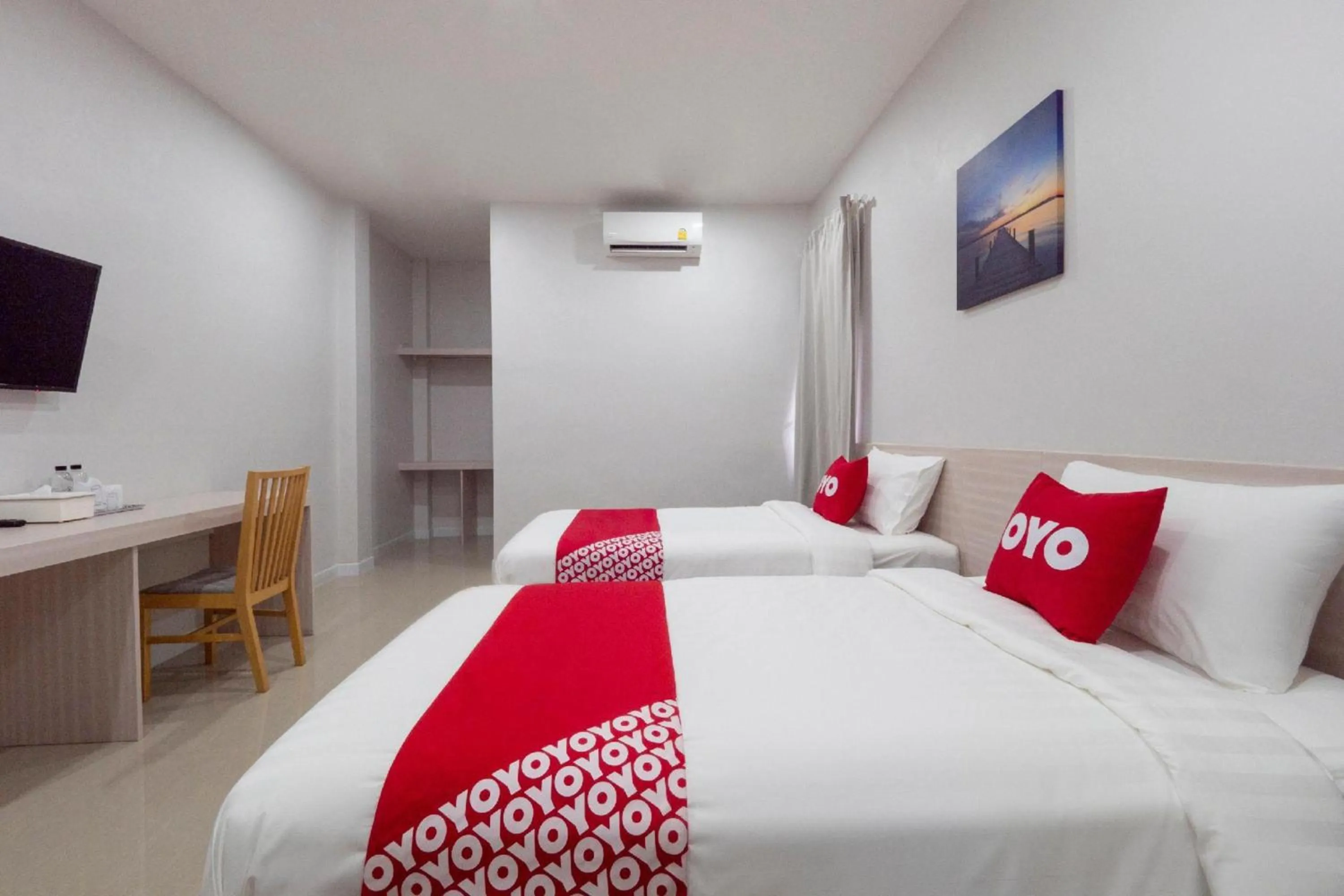 Deluxe Twin Room in Capital O 75378 Thawapee Resort