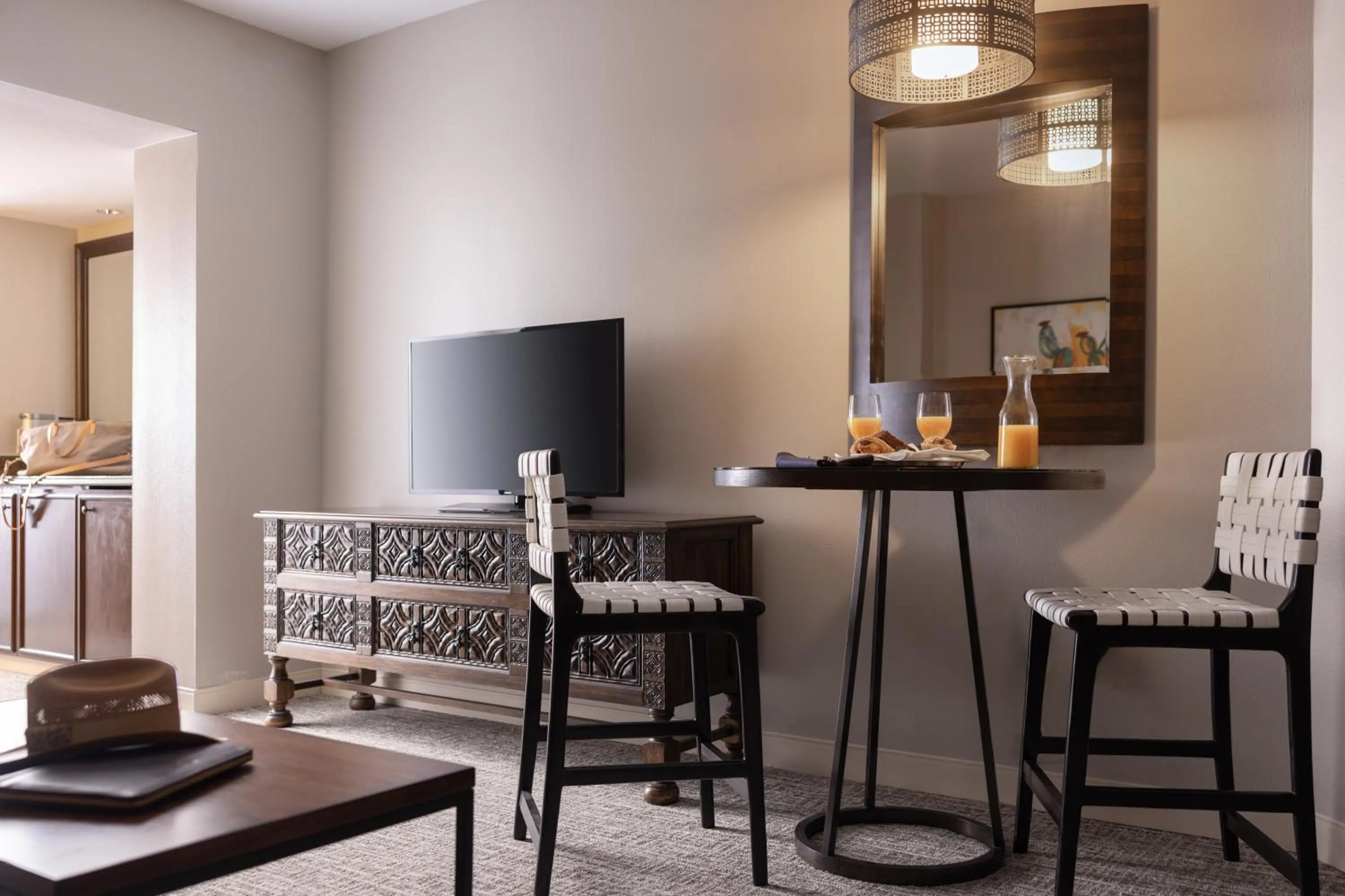 Deluxe City View Double Suite in Hotel Contessa - Suites on the Riverwalk