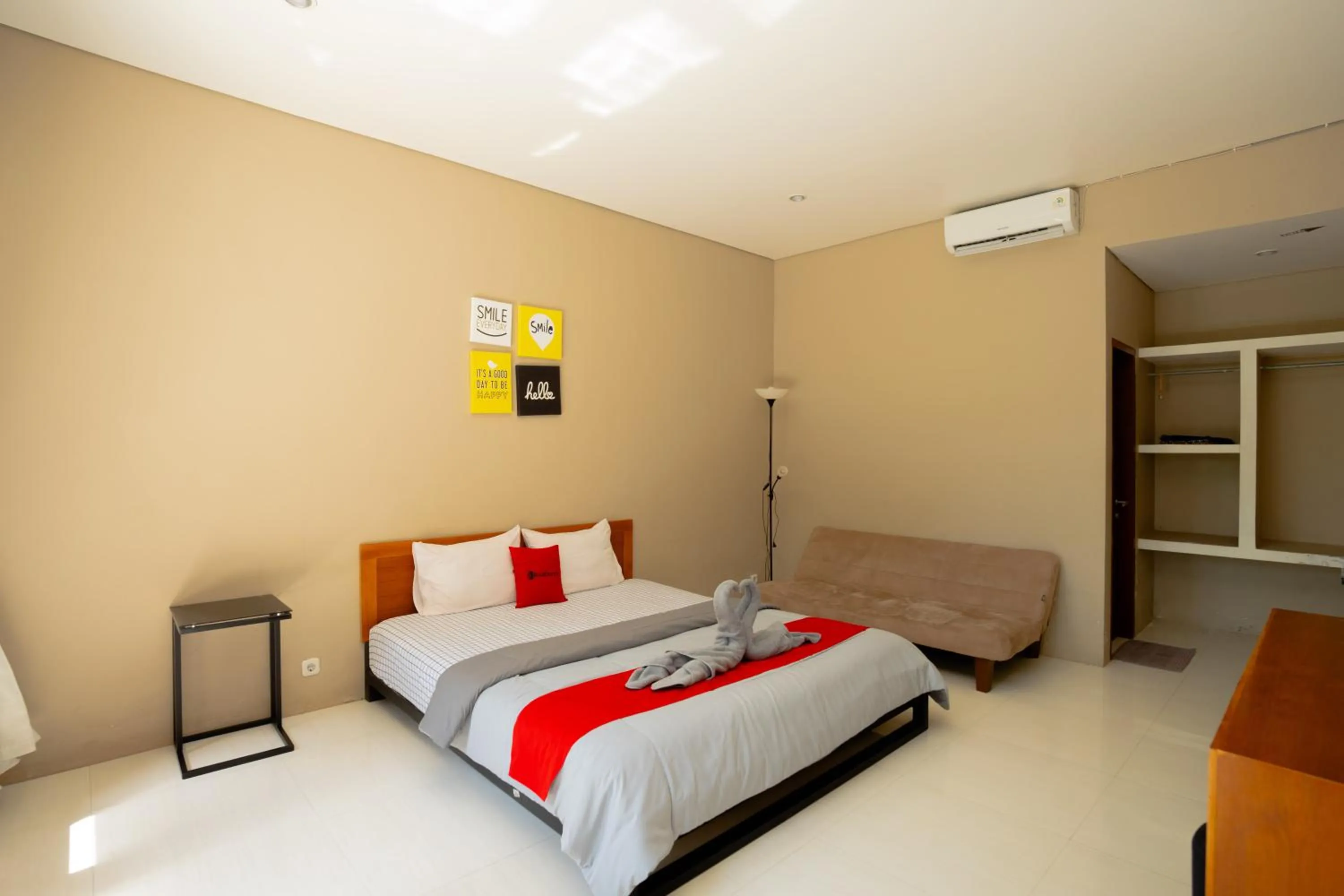 Deluxe Room in RedDoorz Syariah near Lombok Epicentrum Mall