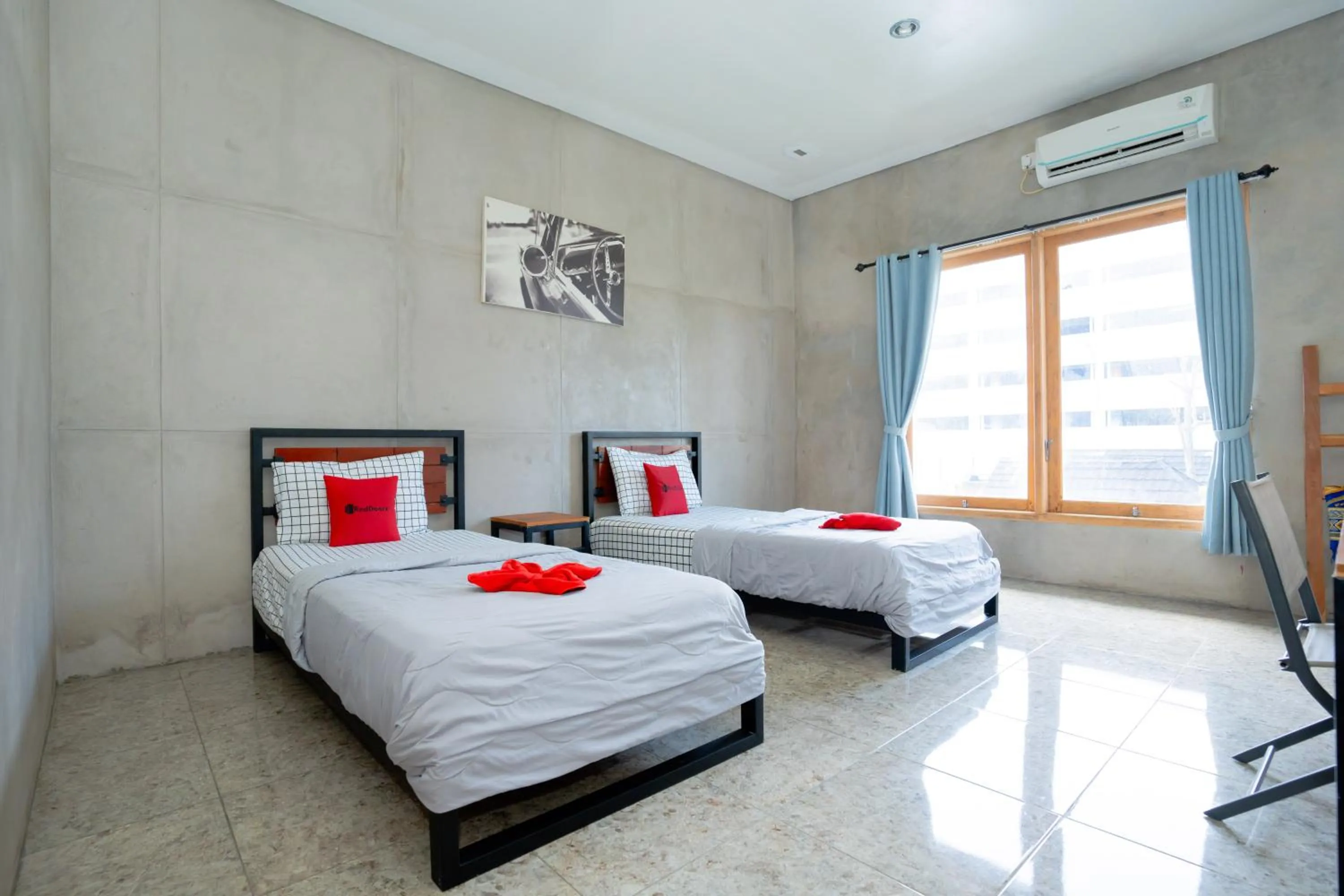 Twin Room in RedDoorz Syariah near Lombok Epicentrum Mall