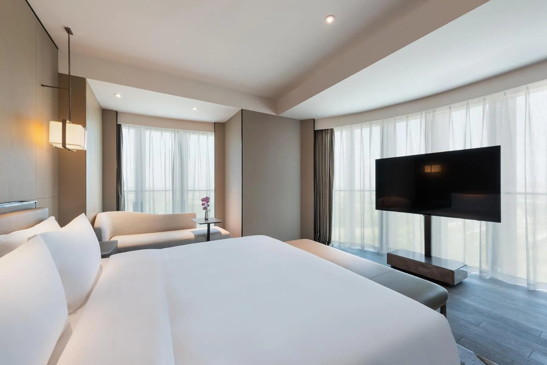 Deluxe King Suite in Grand Mercure Shanghai Lingang