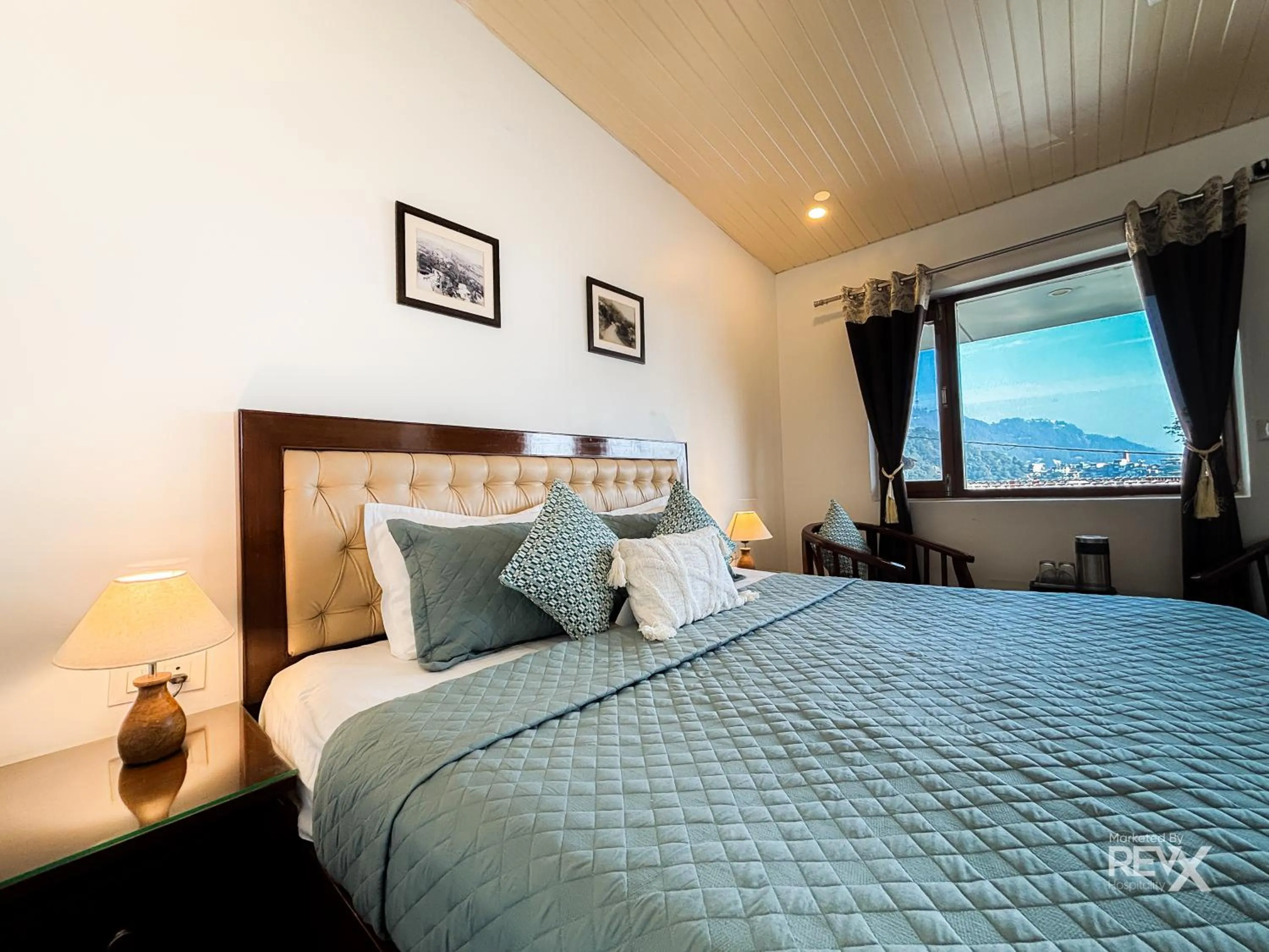 King Room - single occupancy in Hotel Sunny Cot - Free Mall Shuttle and Parking