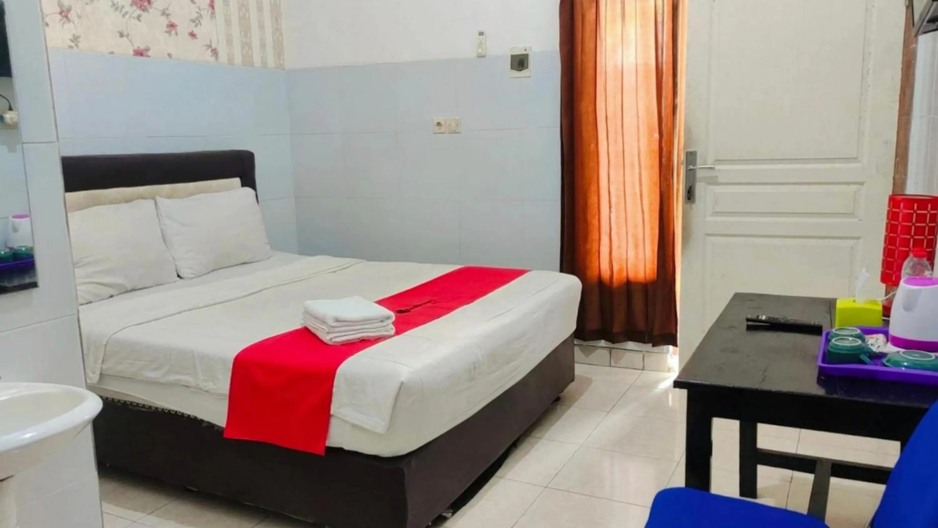 Deluxe Double Room in RedDoorz near RSUD Nganjuk