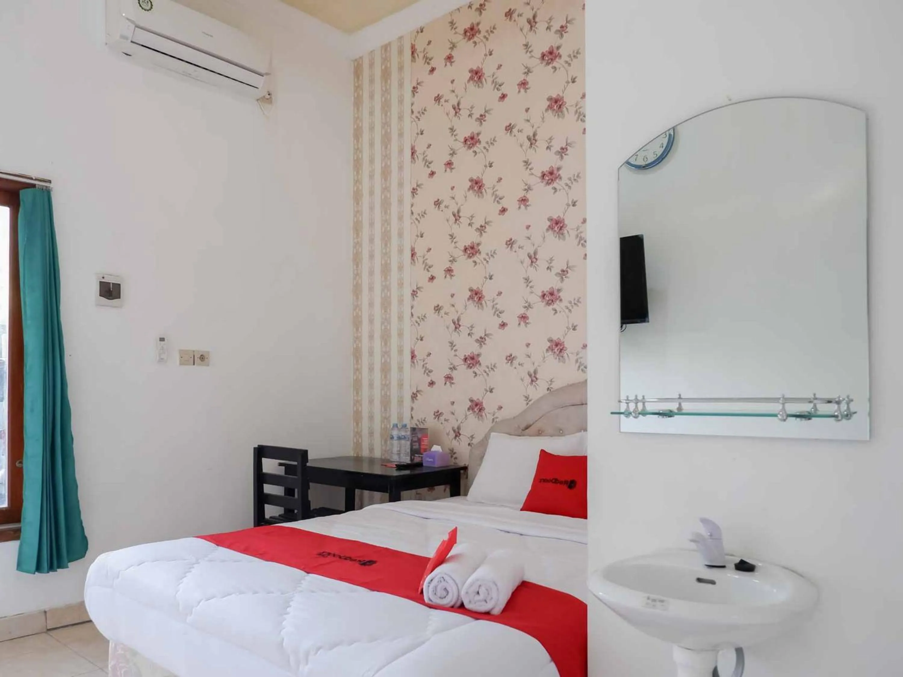 Standard Double Room in RedDoorz near RSUD Nganjuk