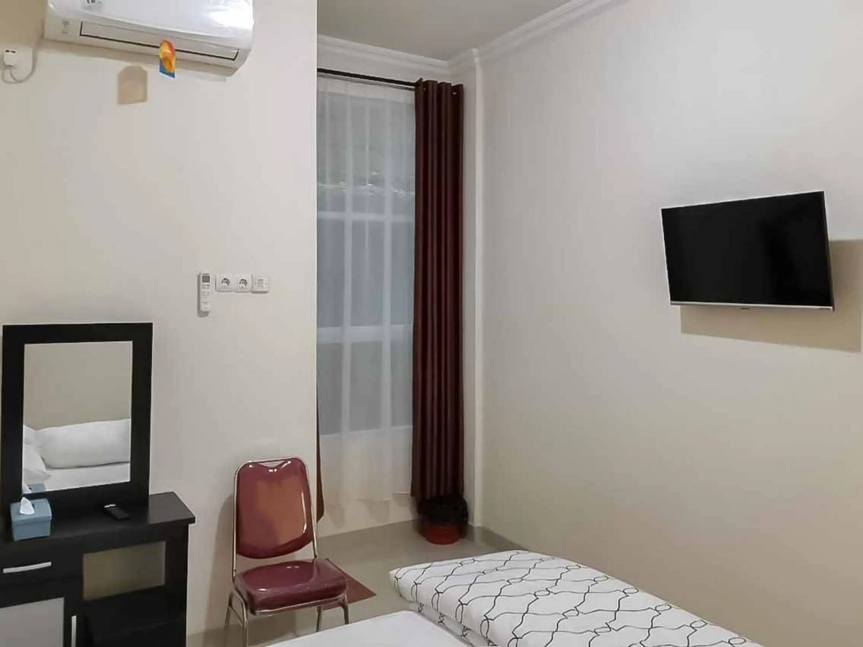 Deluxe Room in Wisma Talenta Mitra RedDoorz