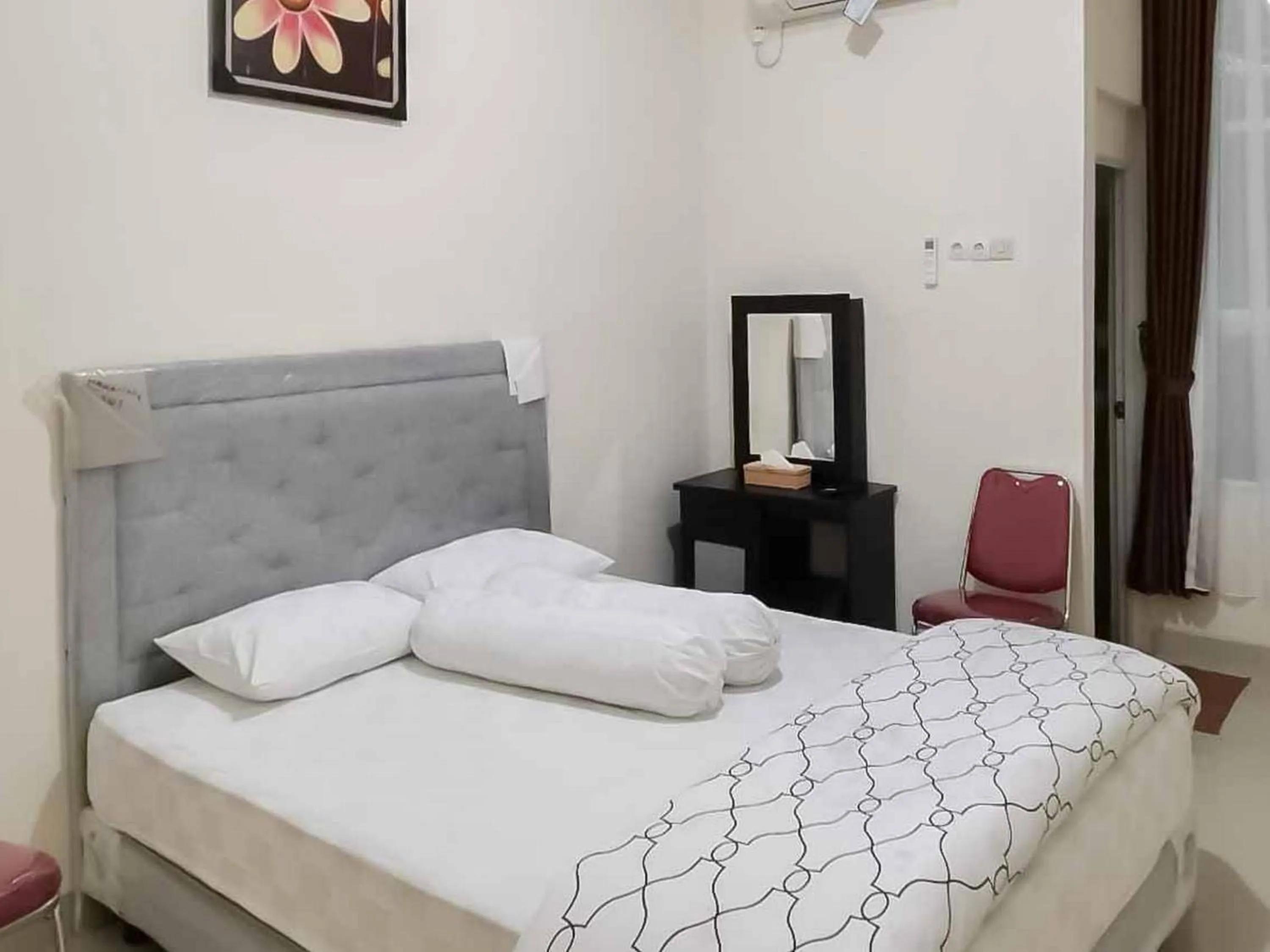 Standard Double Room - single occupancy in Wisma Talenta Mitra RedDoorz