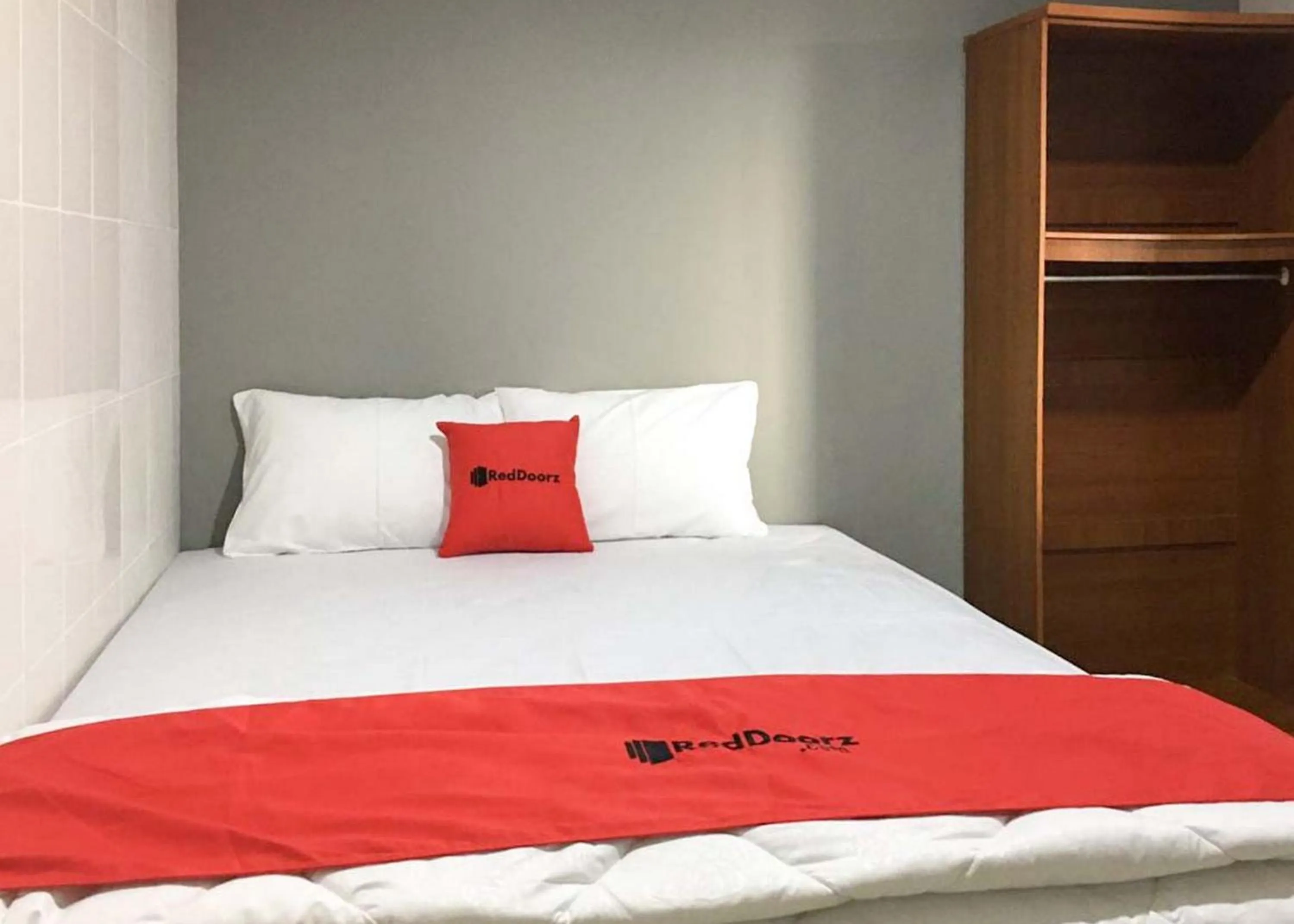 Double Room in RedDoorz @ Citraland Surabaya