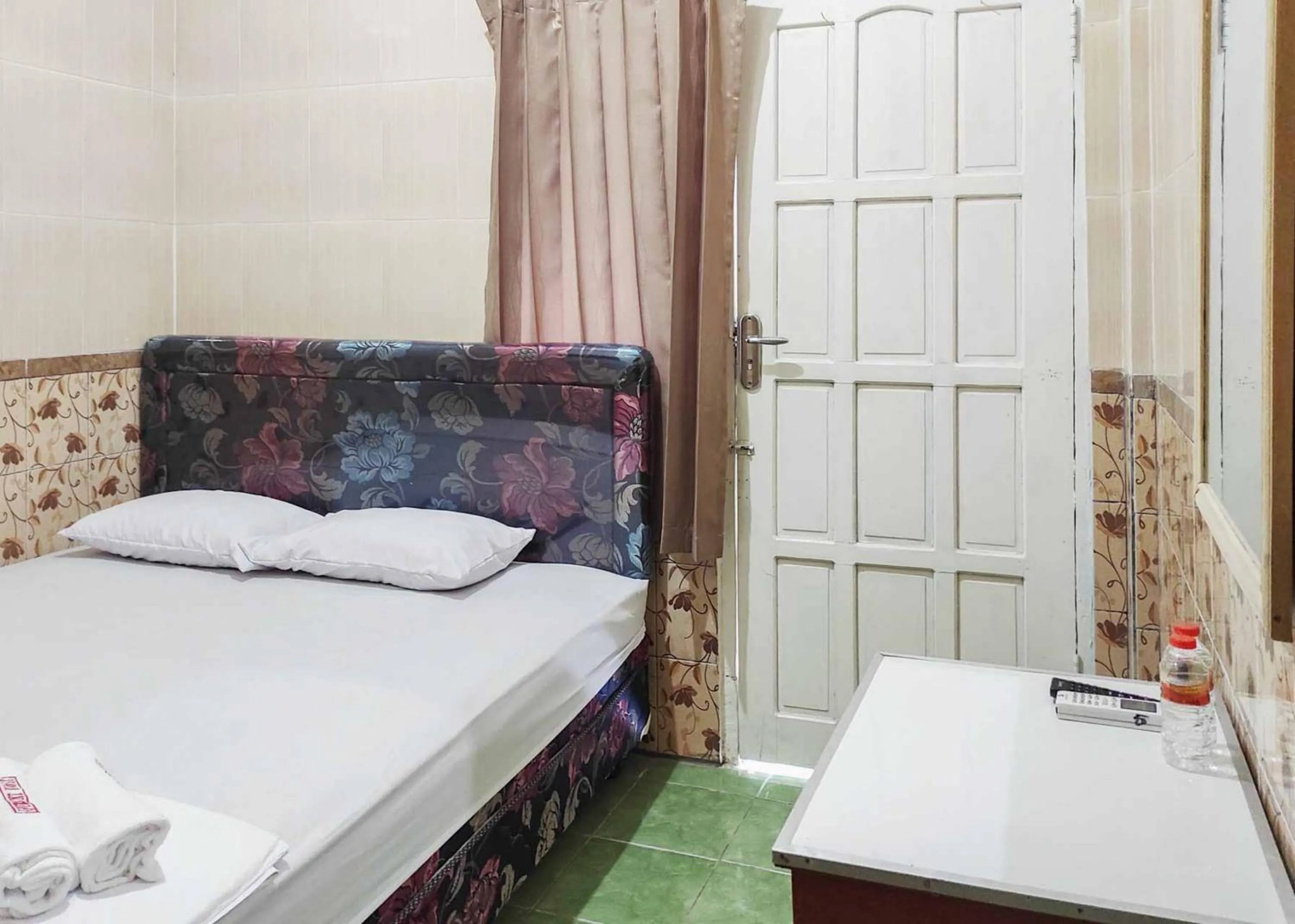 Standard Double Room in Queen Asri Mitra RedDoorz