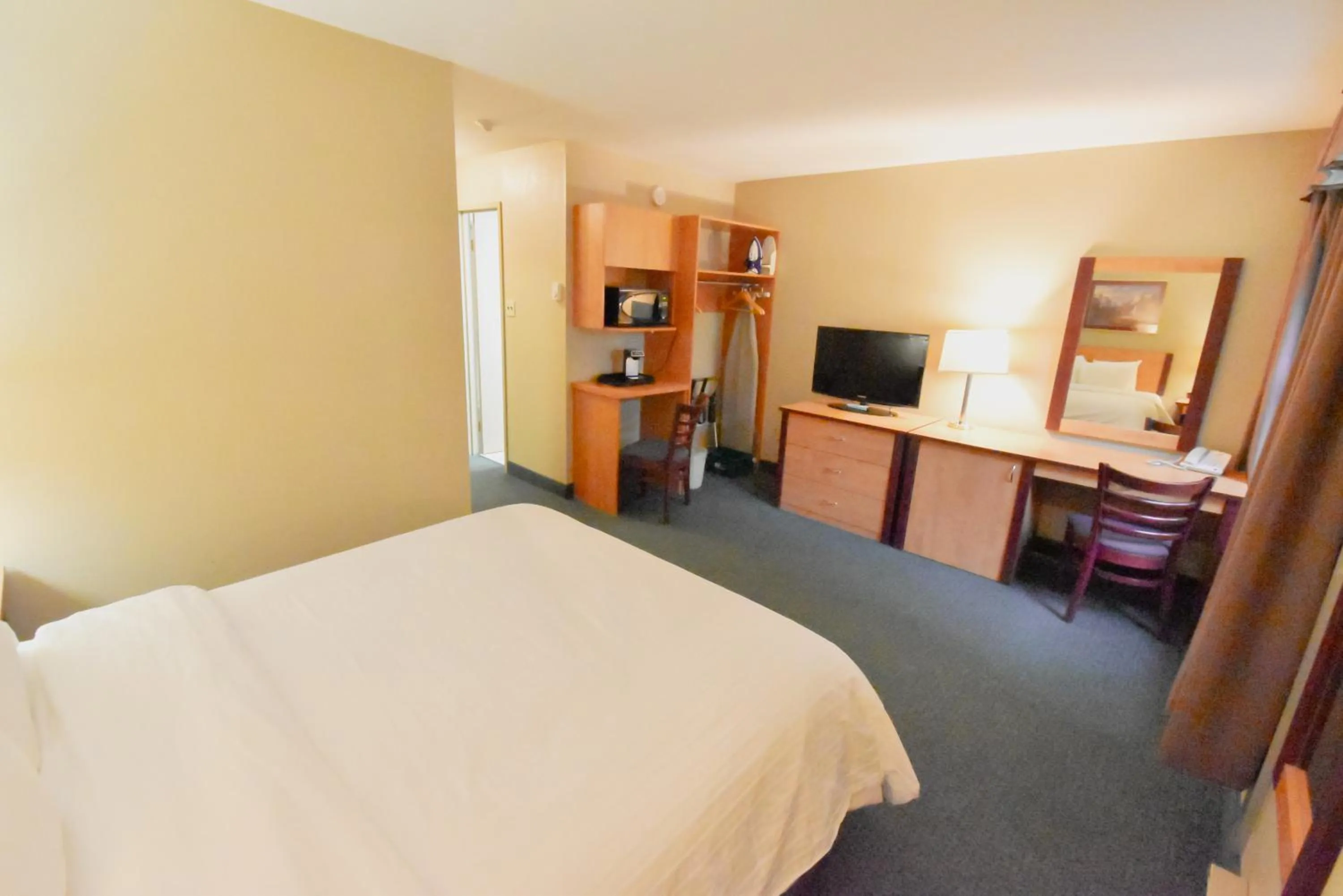 Superior Queen Room in Canad Inns Destination Centre Windsor Park
