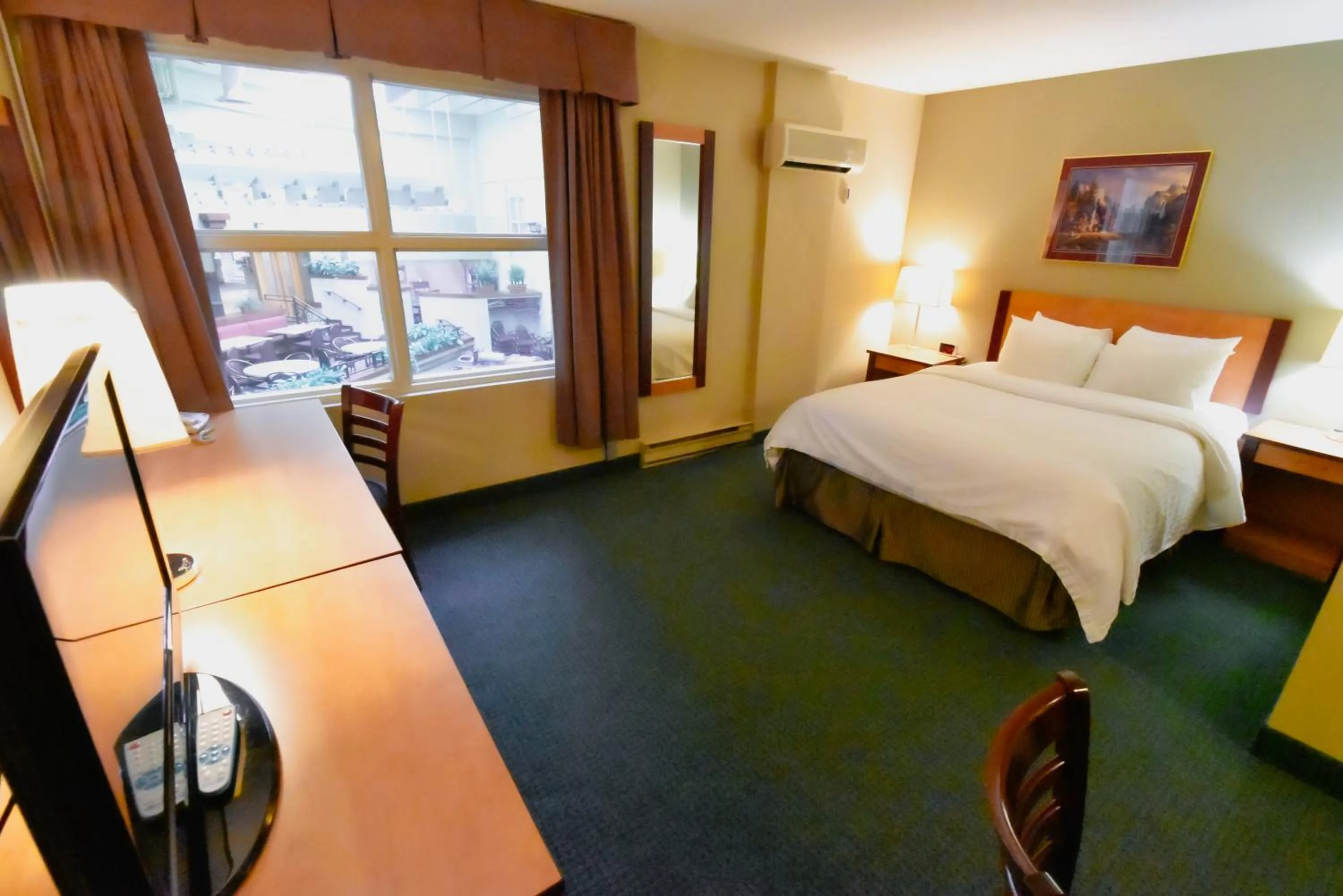 Superior Queen Room in Canad Inns Destination Centre Windsor Park