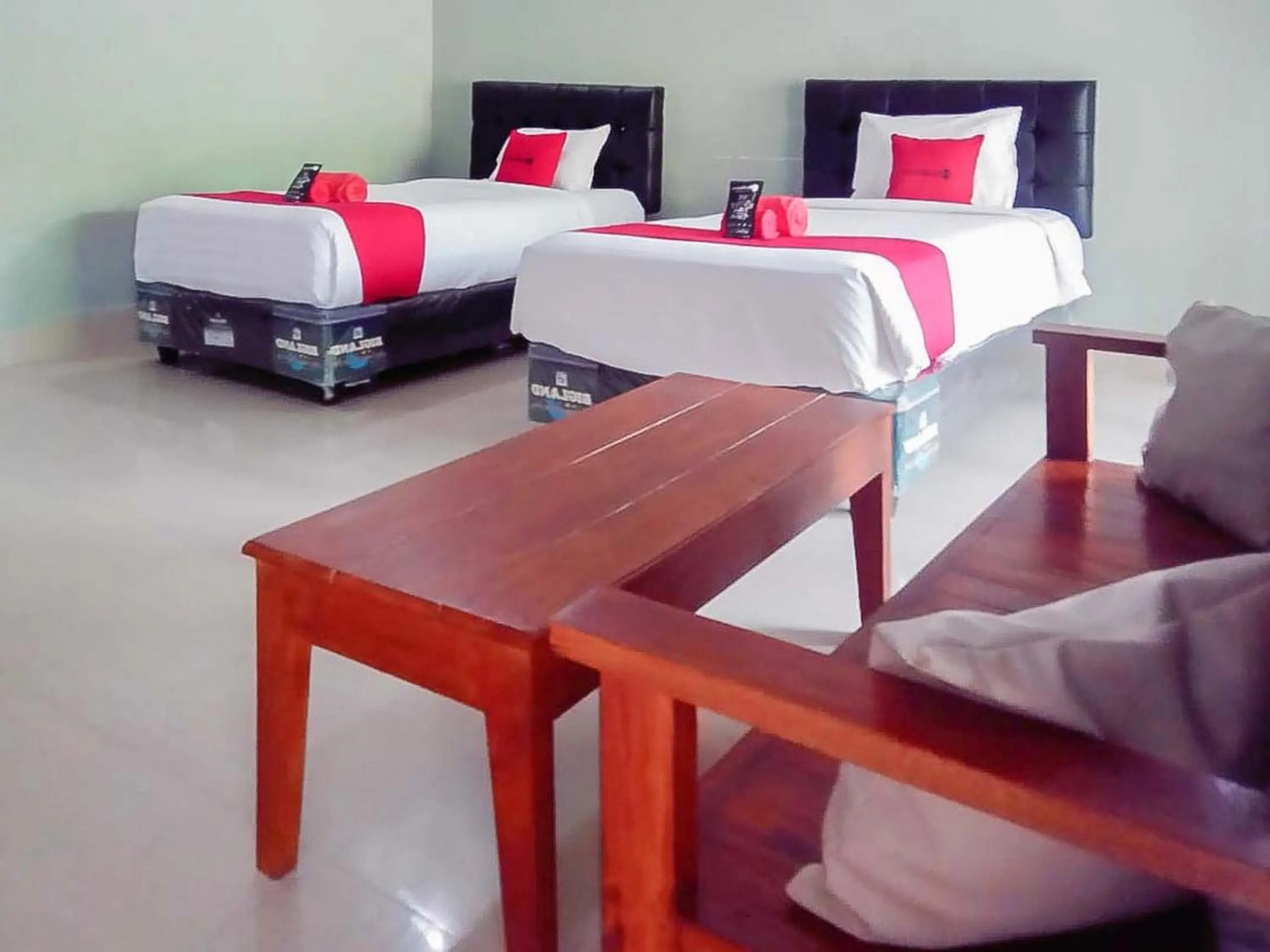 Twin Room in RedDoorz @ Jalan Pendidikan Mataram