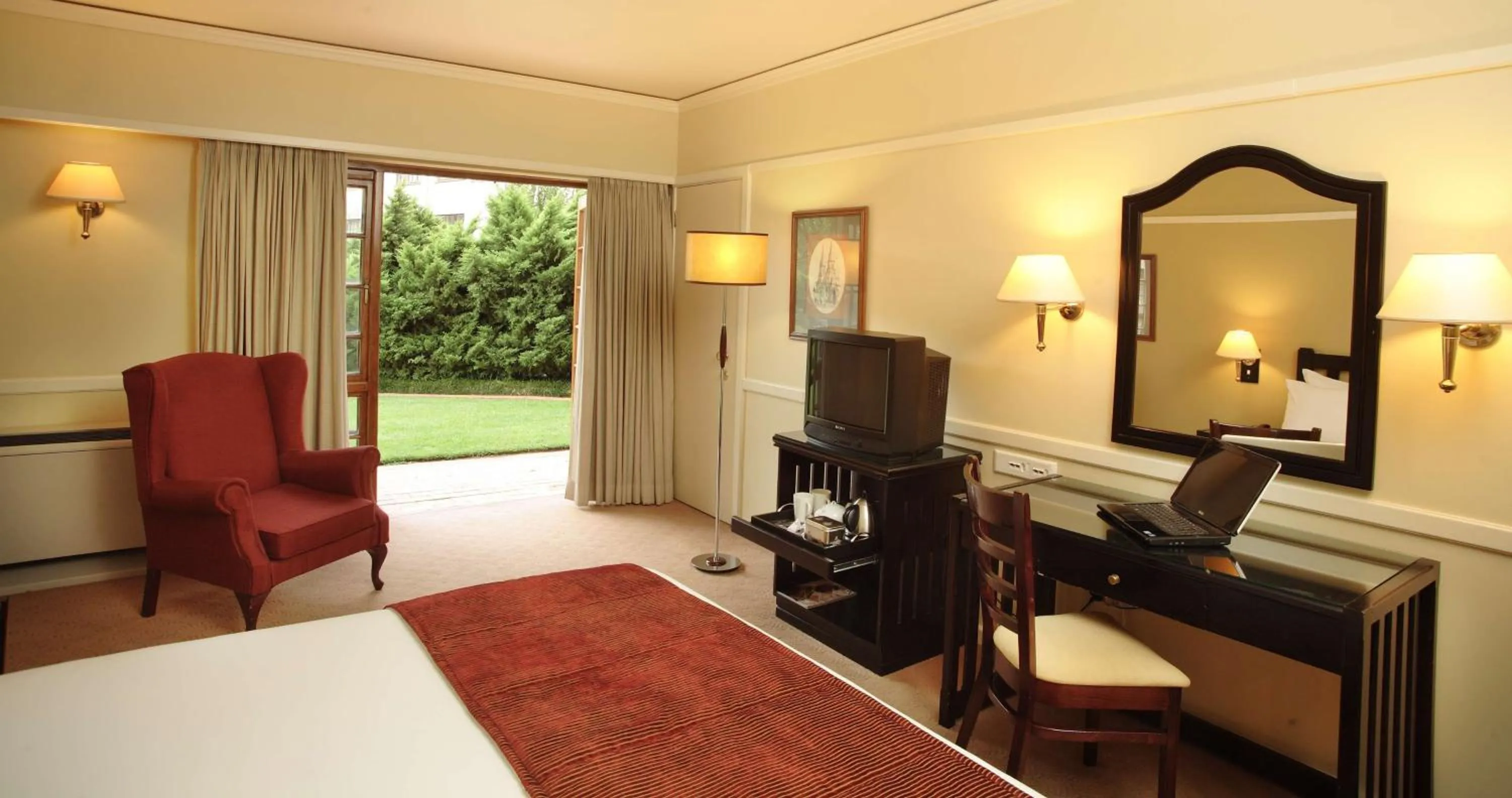 Standard King Room Non Smoking in Southern Sun Bloemfontein