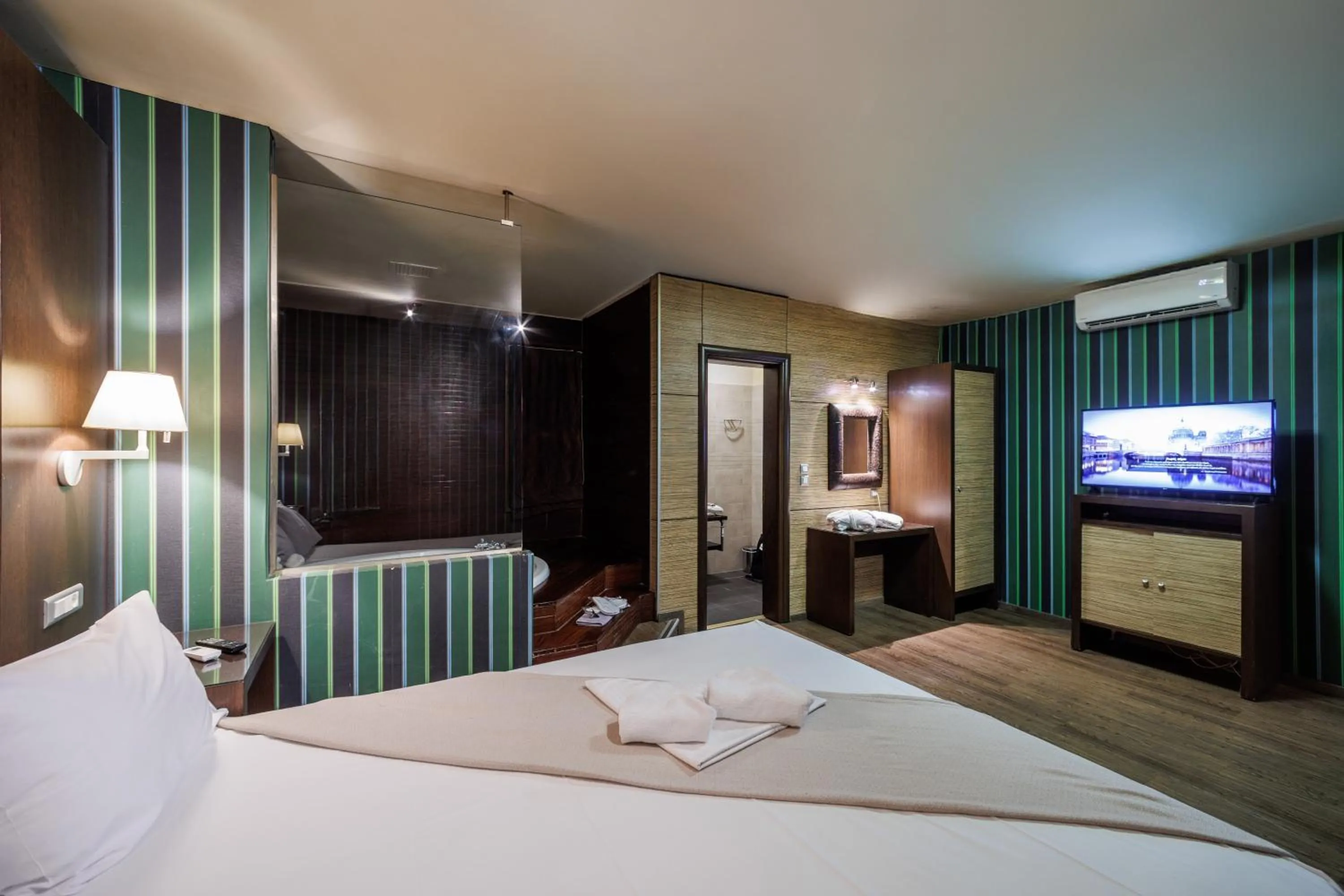 King Suite with Spa Bath in Aachen