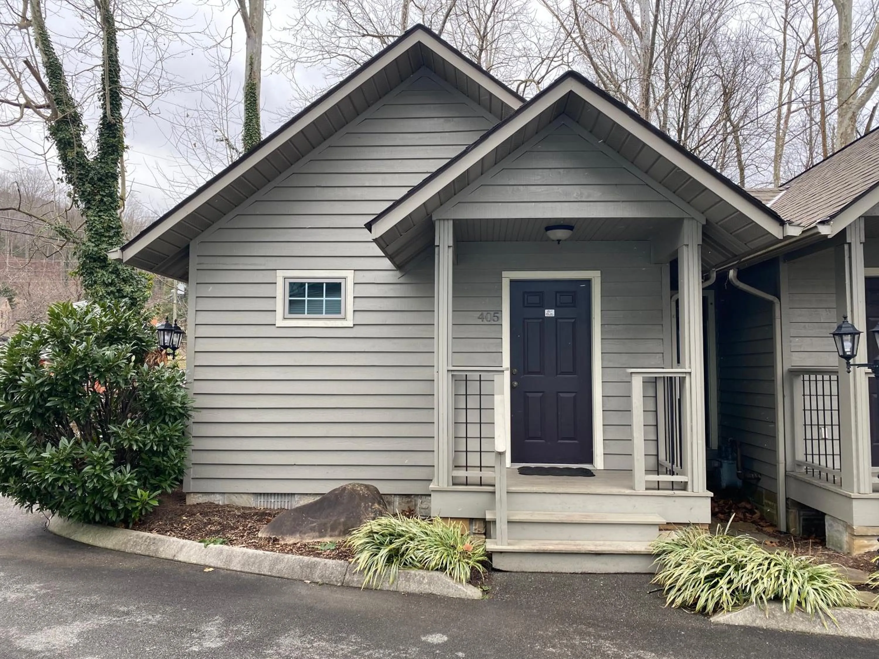 One Bedroom Cottages with Kitchen, Fireplace & Private Balcony on stream  in Carr's Northside Hotel and Cottages