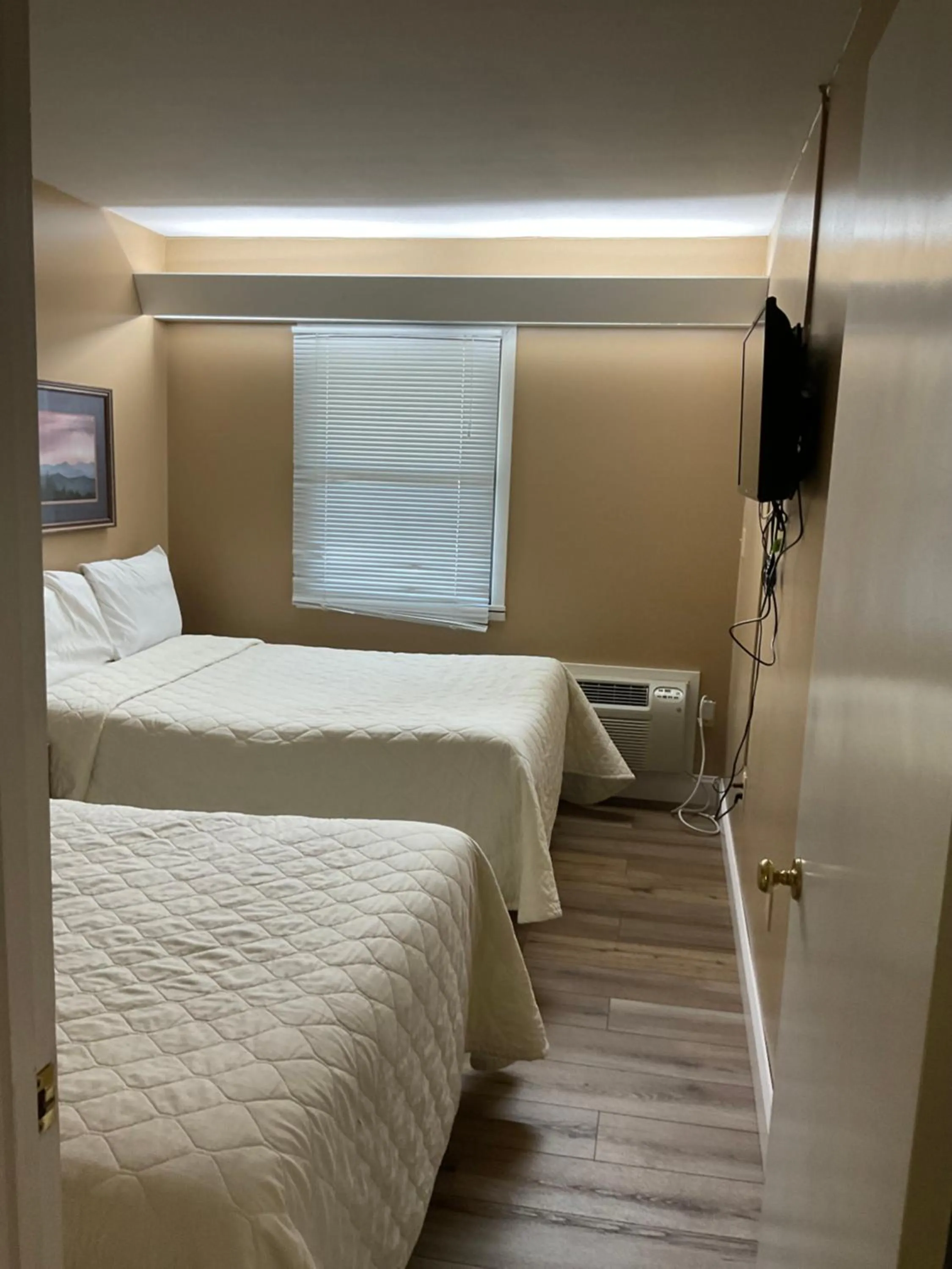 Two Bedroom Apartment with Kitchen & 3 Beds No Creekview in Carr's Northside Hotel and Cottages