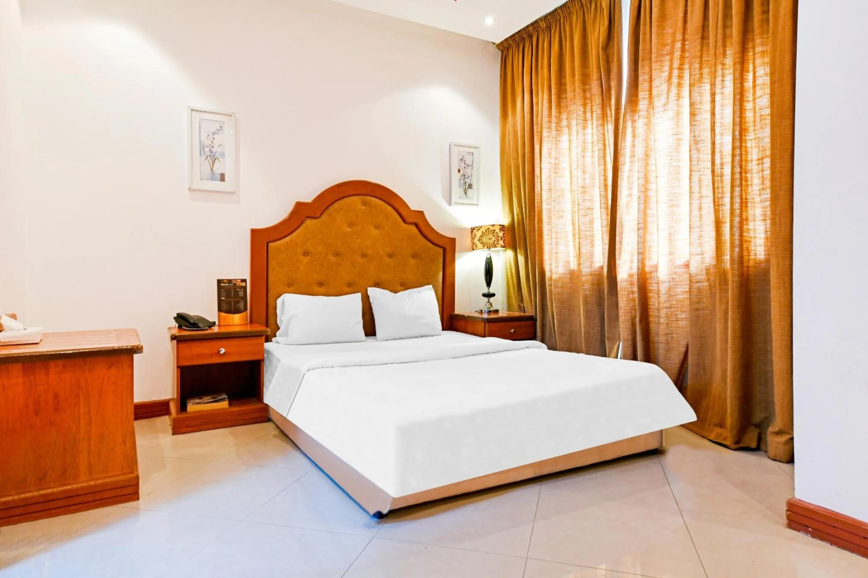 Deluxe King Room in OYO 118 Revira Hotel