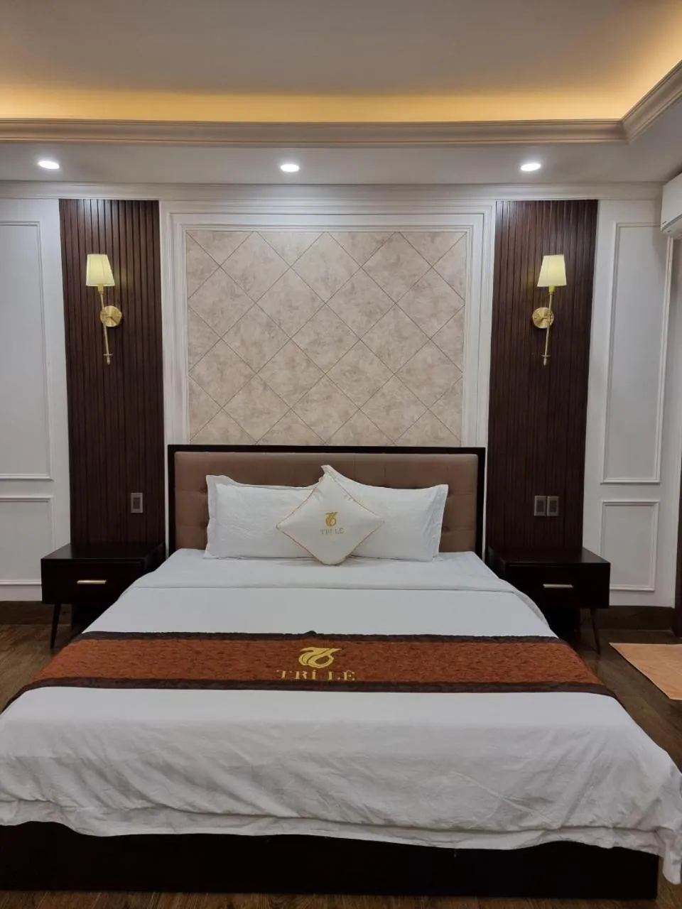 King Room with Balcony in Hotel Trí Lê