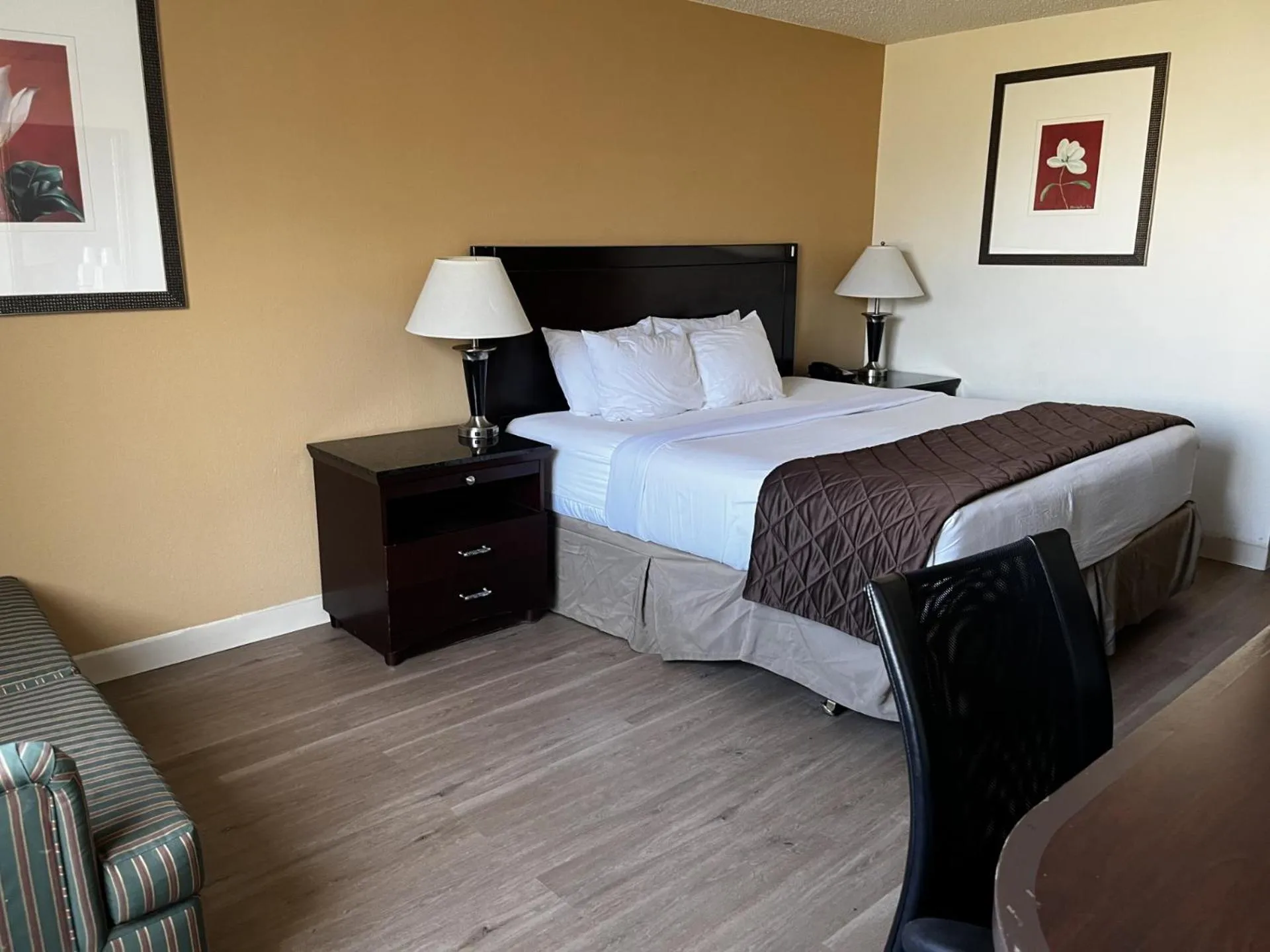 Deluxe King Room in Budget Inn Laramie
