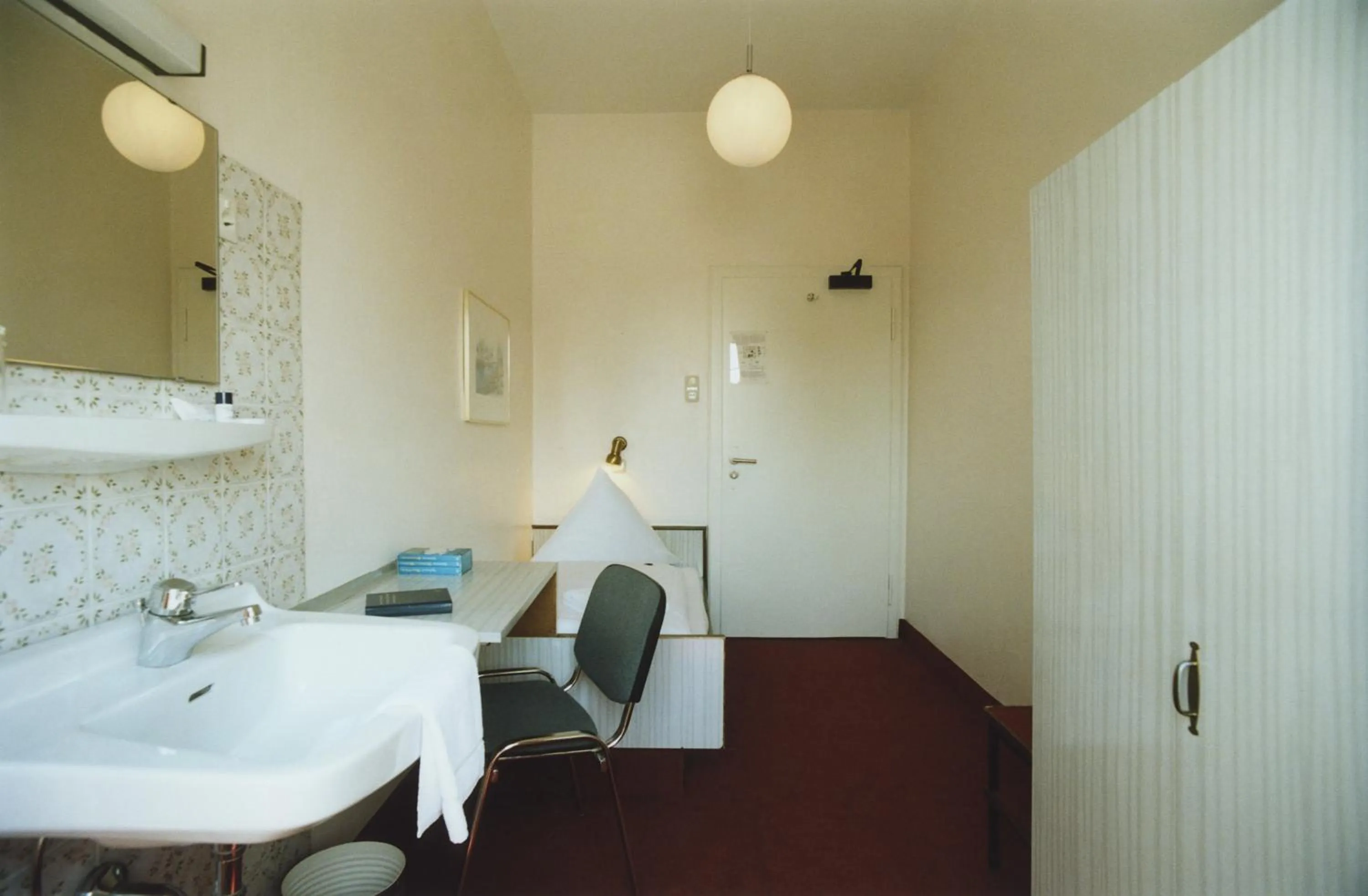 Basic Single Room with Shared Bathroom in Hotel Jedermann
