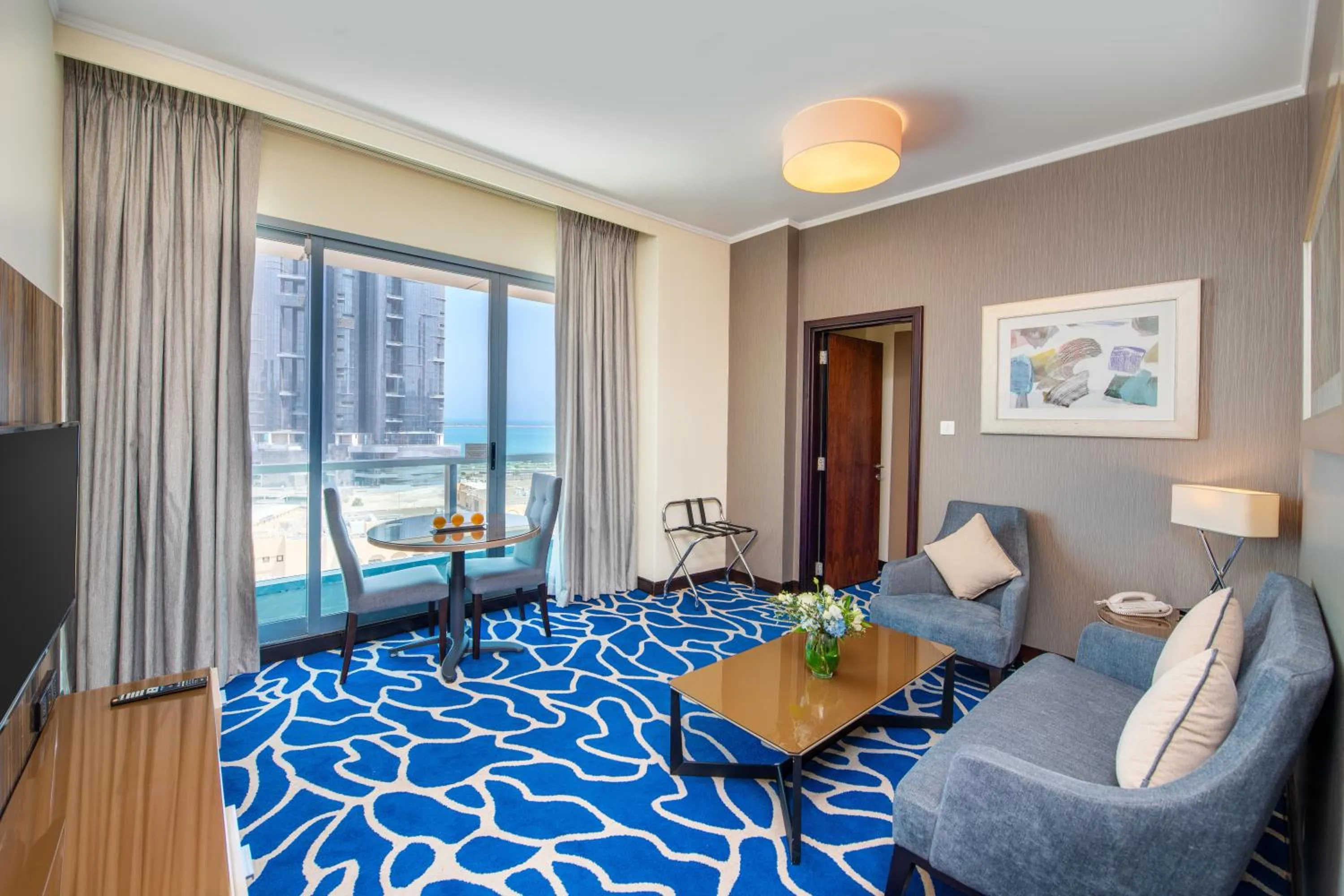 Deluxe One-Bedroom Suite with Kitchenette in Hawthorn Suites by Wyndham Abu Dhabi City Center