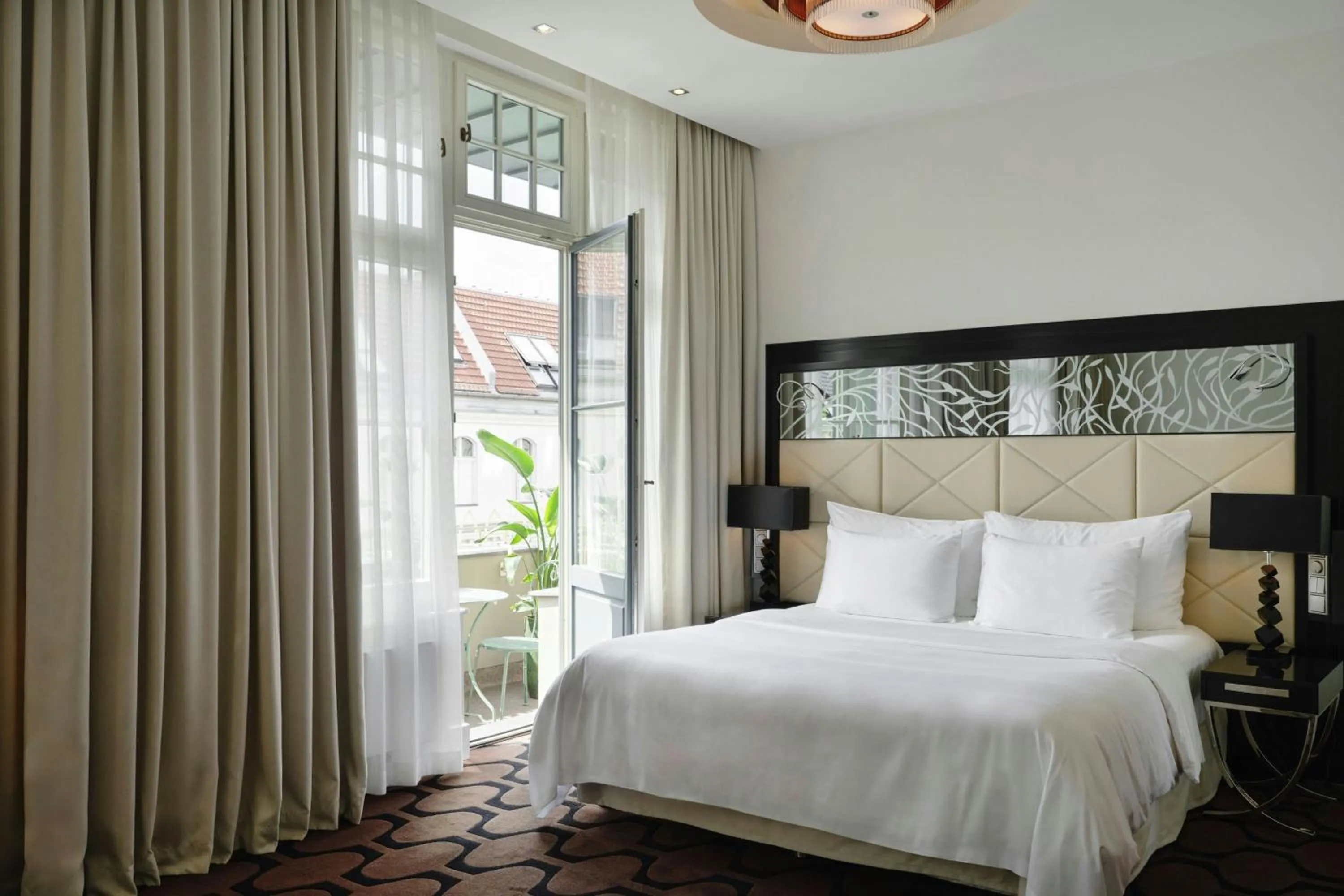 Superior Room, 1 King, Balcony in Roomers Berlin Steinplatz, Autograph Collection