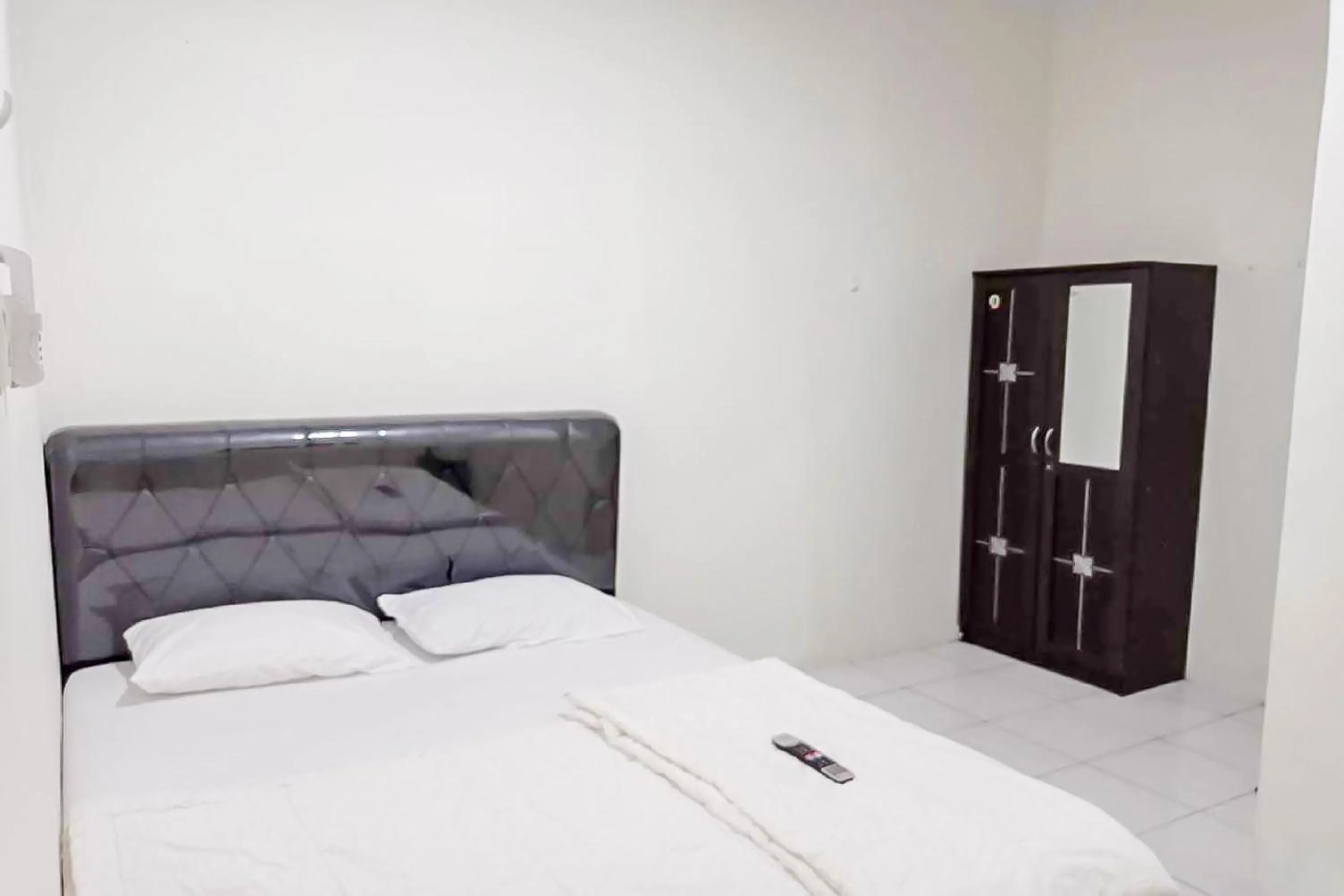 Standard Double Room in Agnes Residence near Blok M Mitra RedDoorz