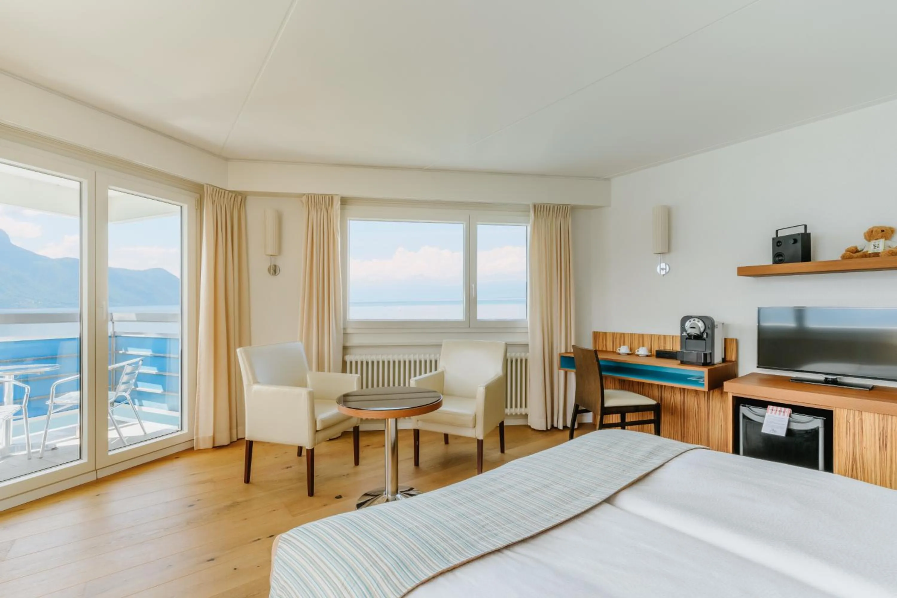  Panorama Room – lake view and balcony in Hotel Mona