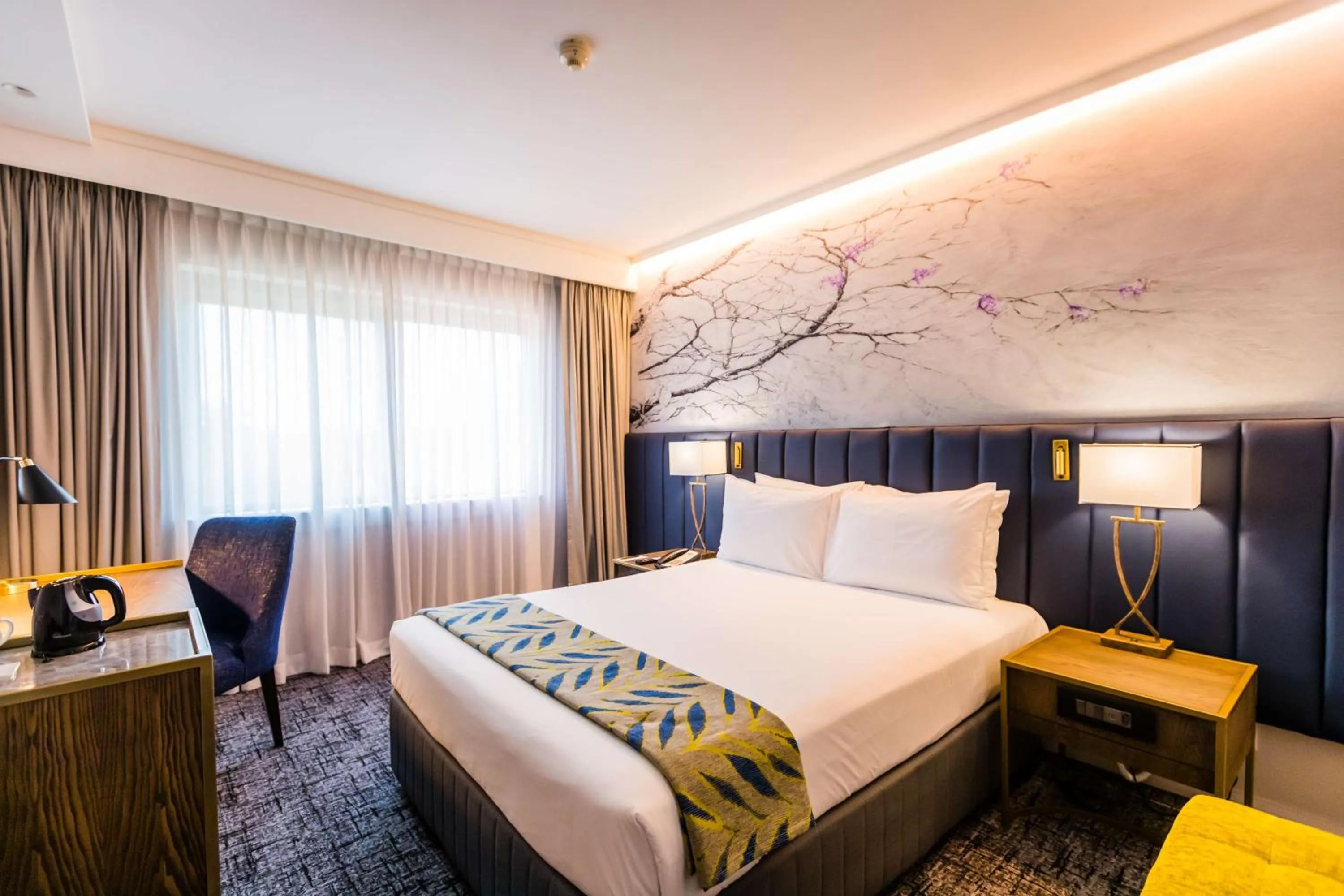 Standard Room Queen Non-Smoking in Garden Court Hatfield