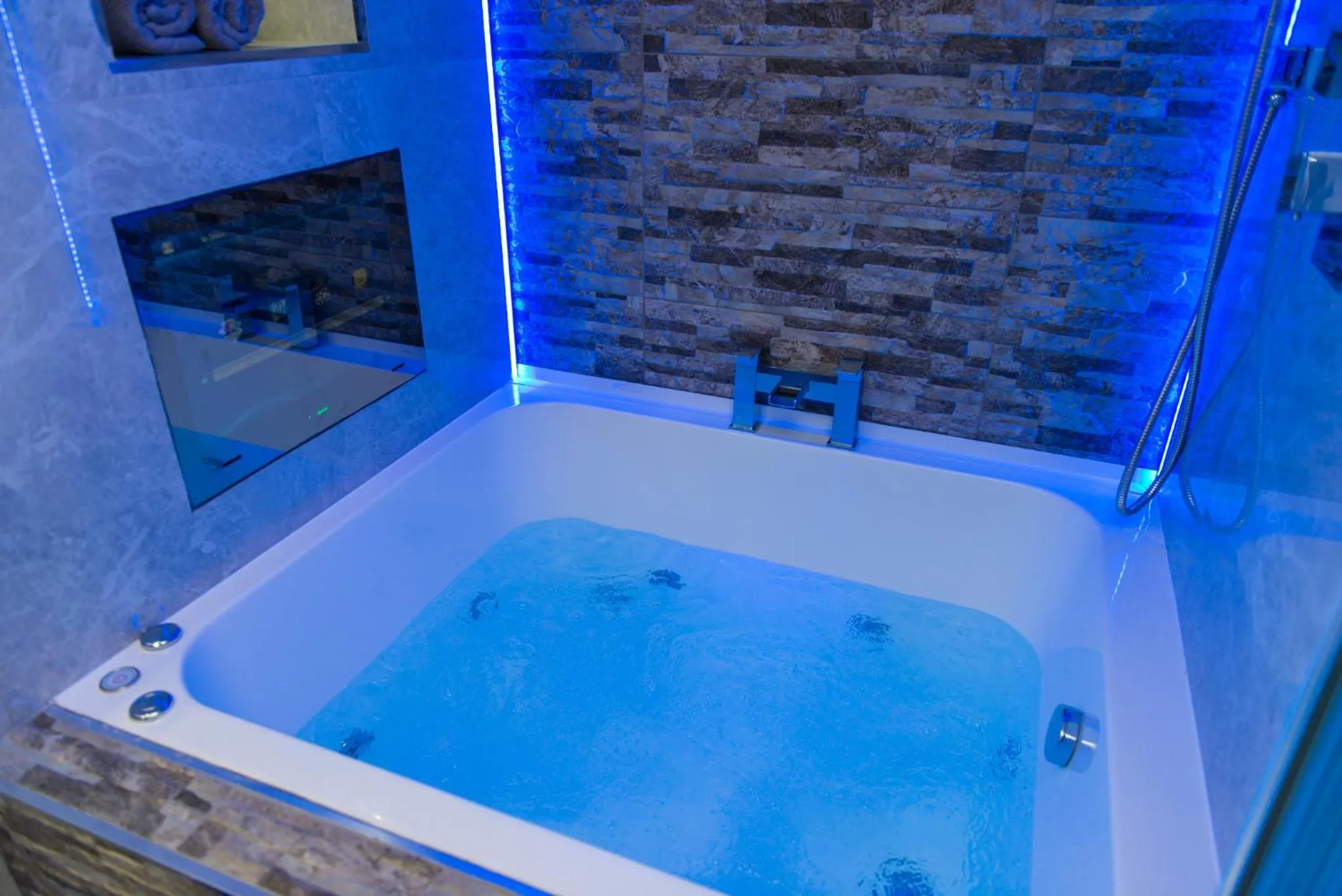 Deluxe Apartment in Aphrodite Suites Huddersfield