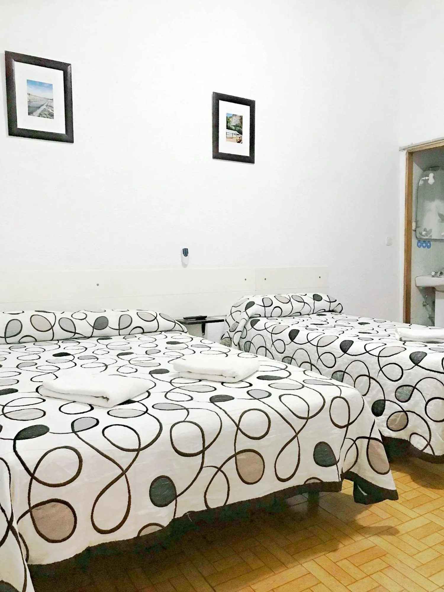 Double Room with Extra Bed in Hostal Los Arcos