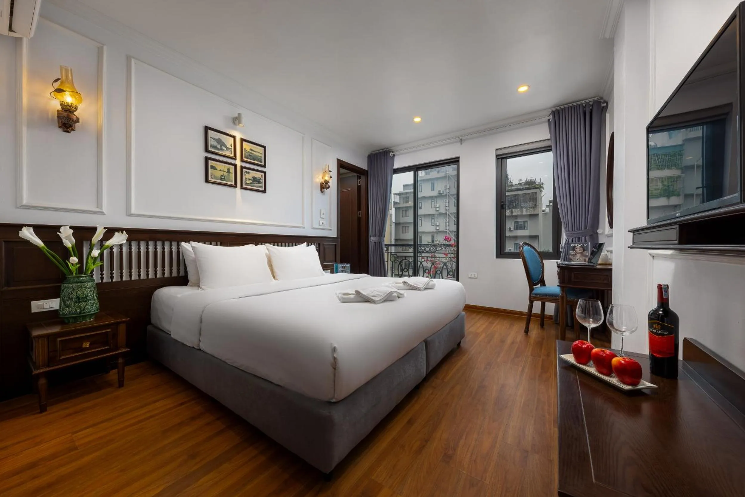 Deluxe Double Room with Balcony in Paddy Hotel