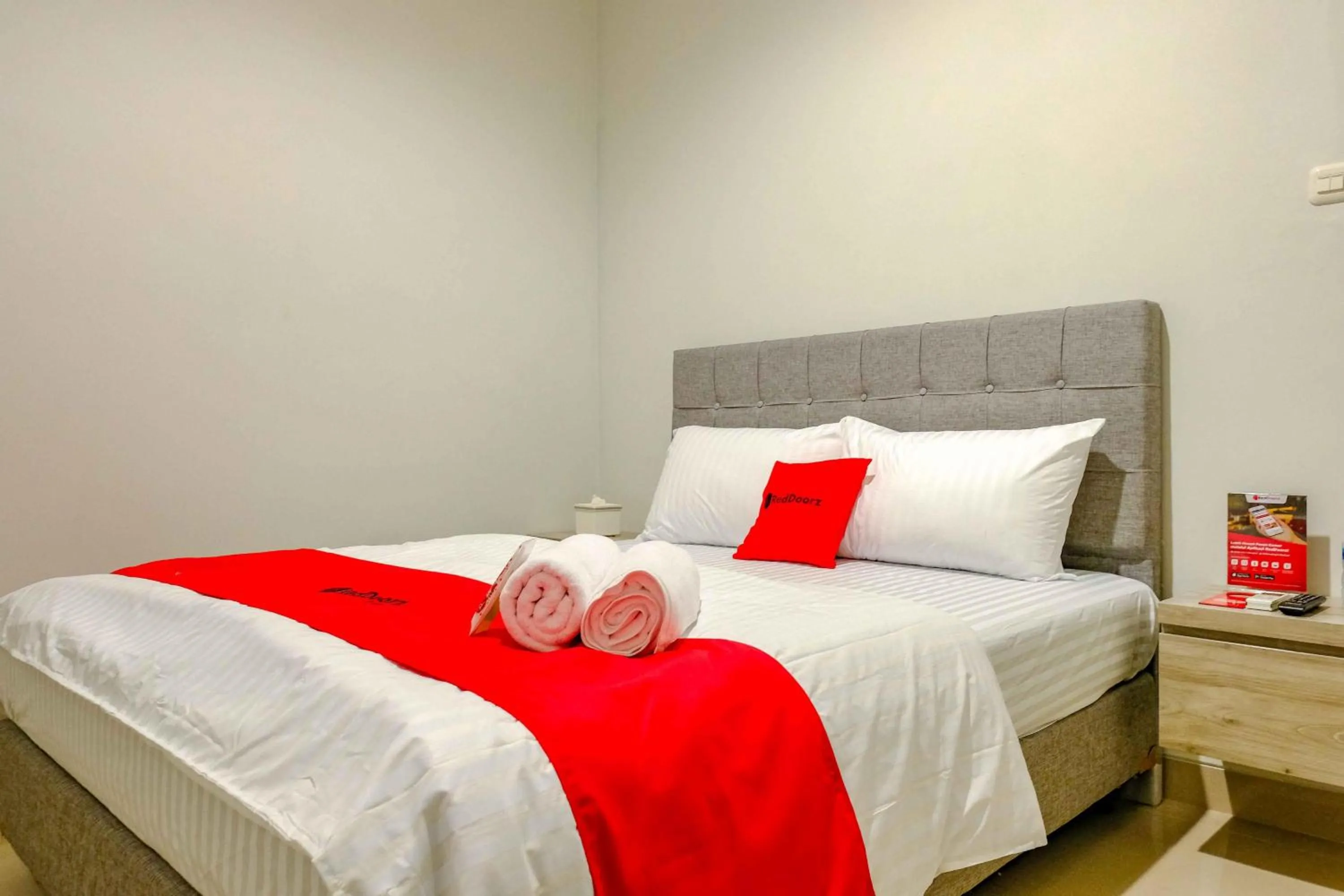 Standard Double Room in RedDoorz near Pasar Baru 3