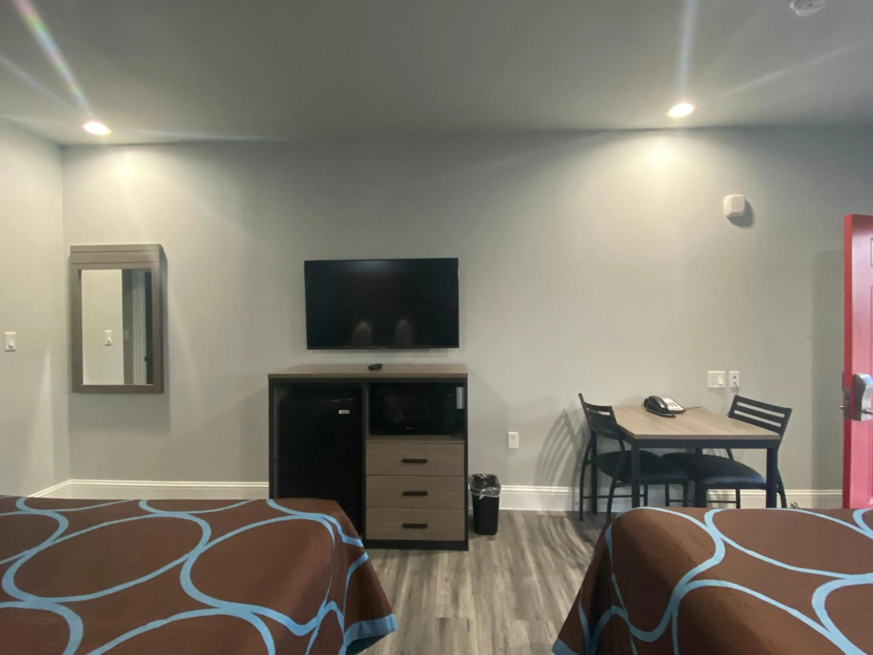 Deluxe Queen Room in Lone Star Inn - Dickinson