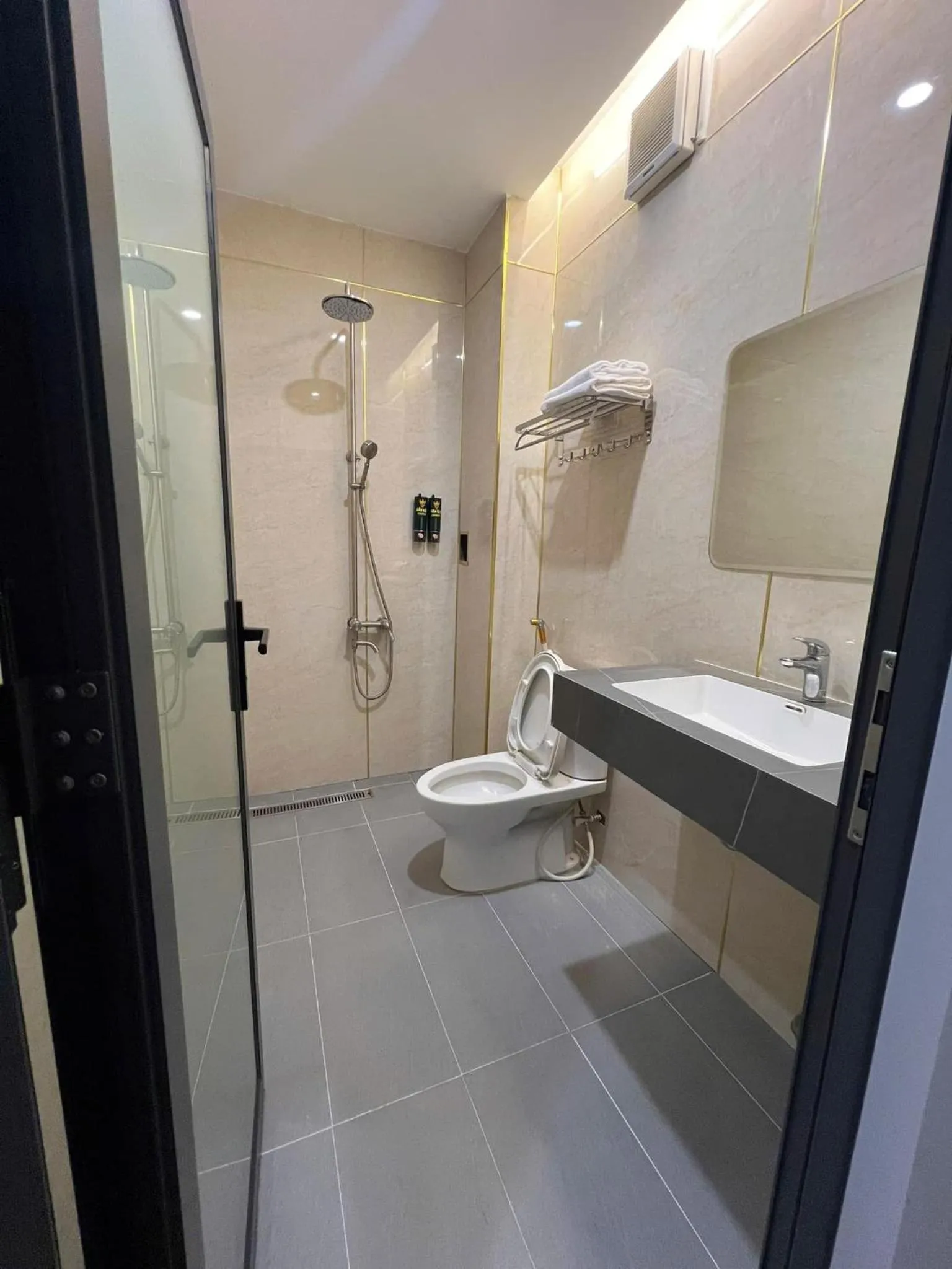 King Room with Two King Beds in KHÁCH SẠN ĐẾ VƯƠNG