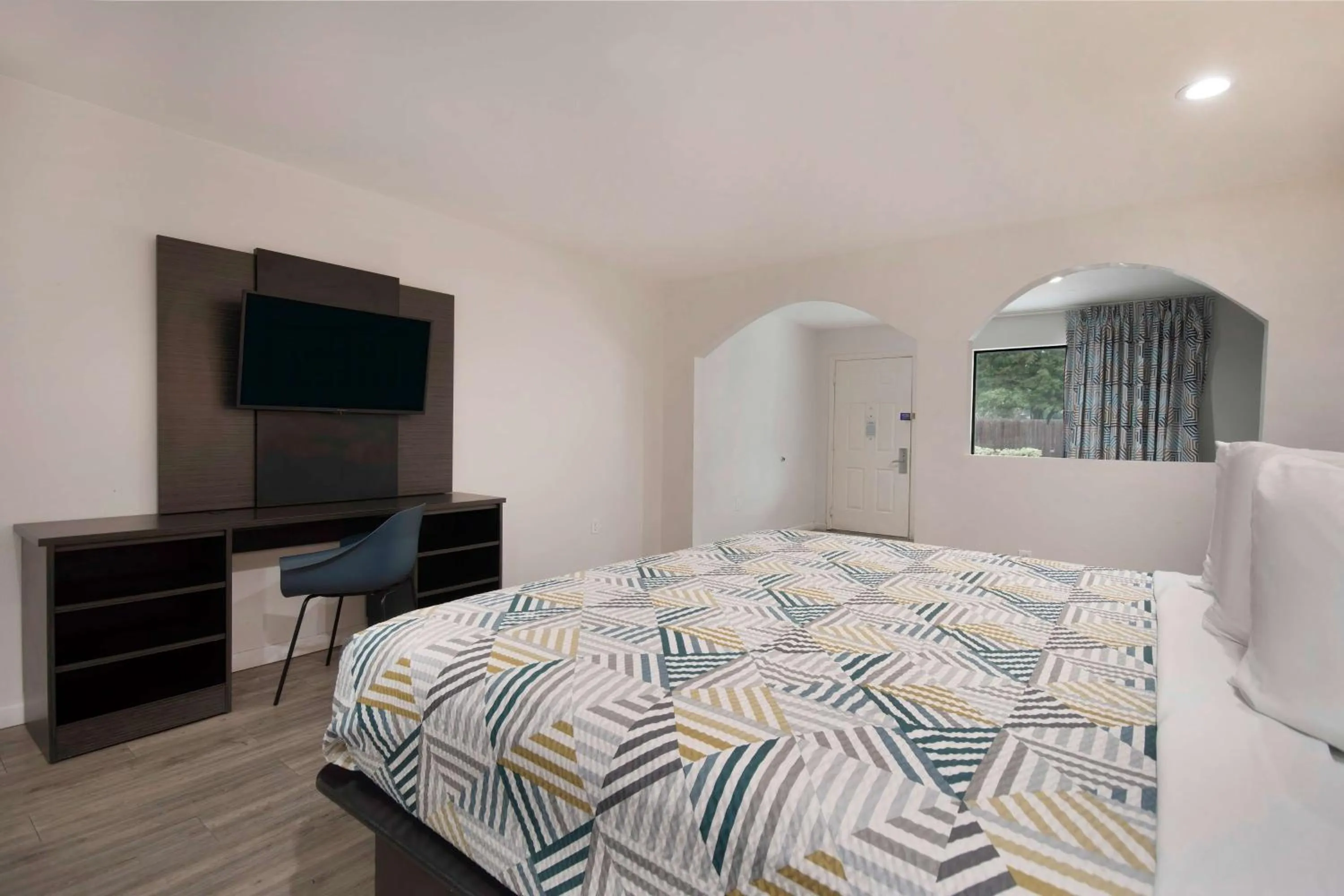 King Room - Non-Smoking in Motel 6 Houston, TX - I-10 West