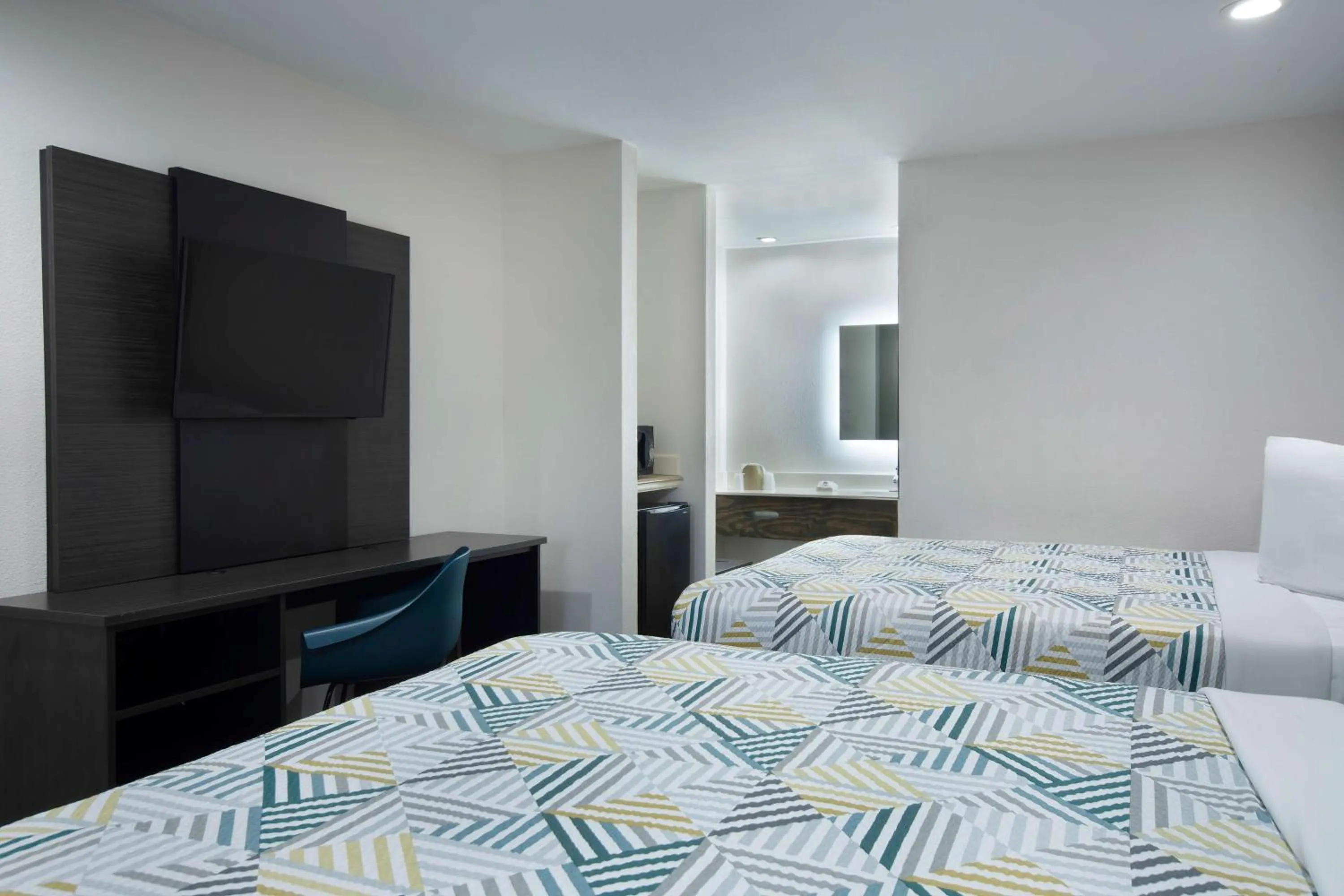 Queen Room with Two Queen Beds - single occupancy - Non-Smoking in Motel 6 Houston, TX - I-10 West