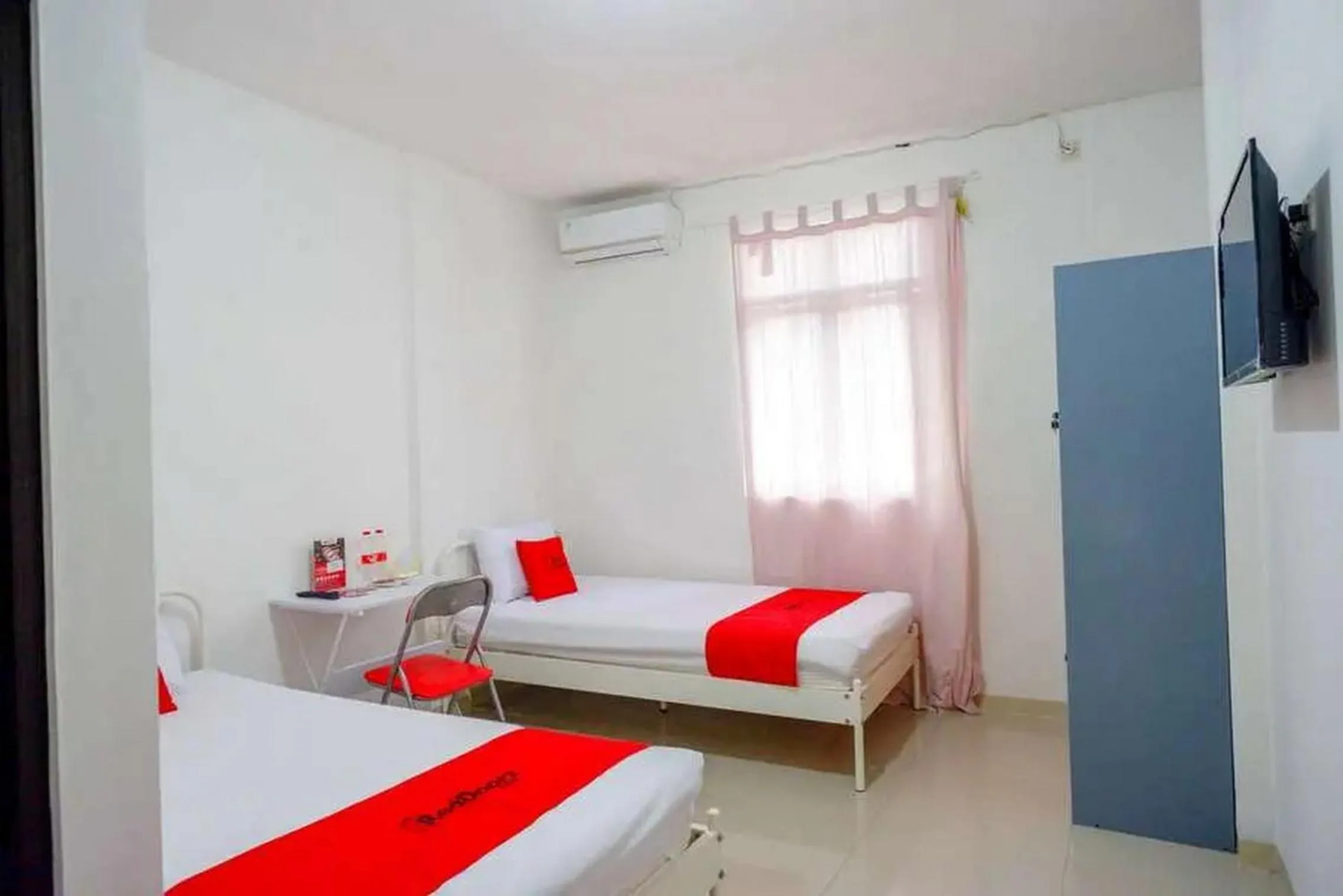 Twin Room in RedDoorz Syariah near Universitas Jenderal Soedirman 2