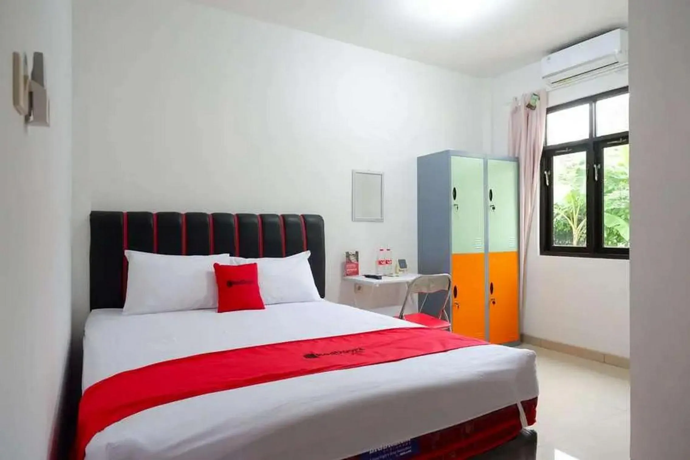 Double Room in RedDoorz Syariah near Universitas Jenderal Soedirman 2