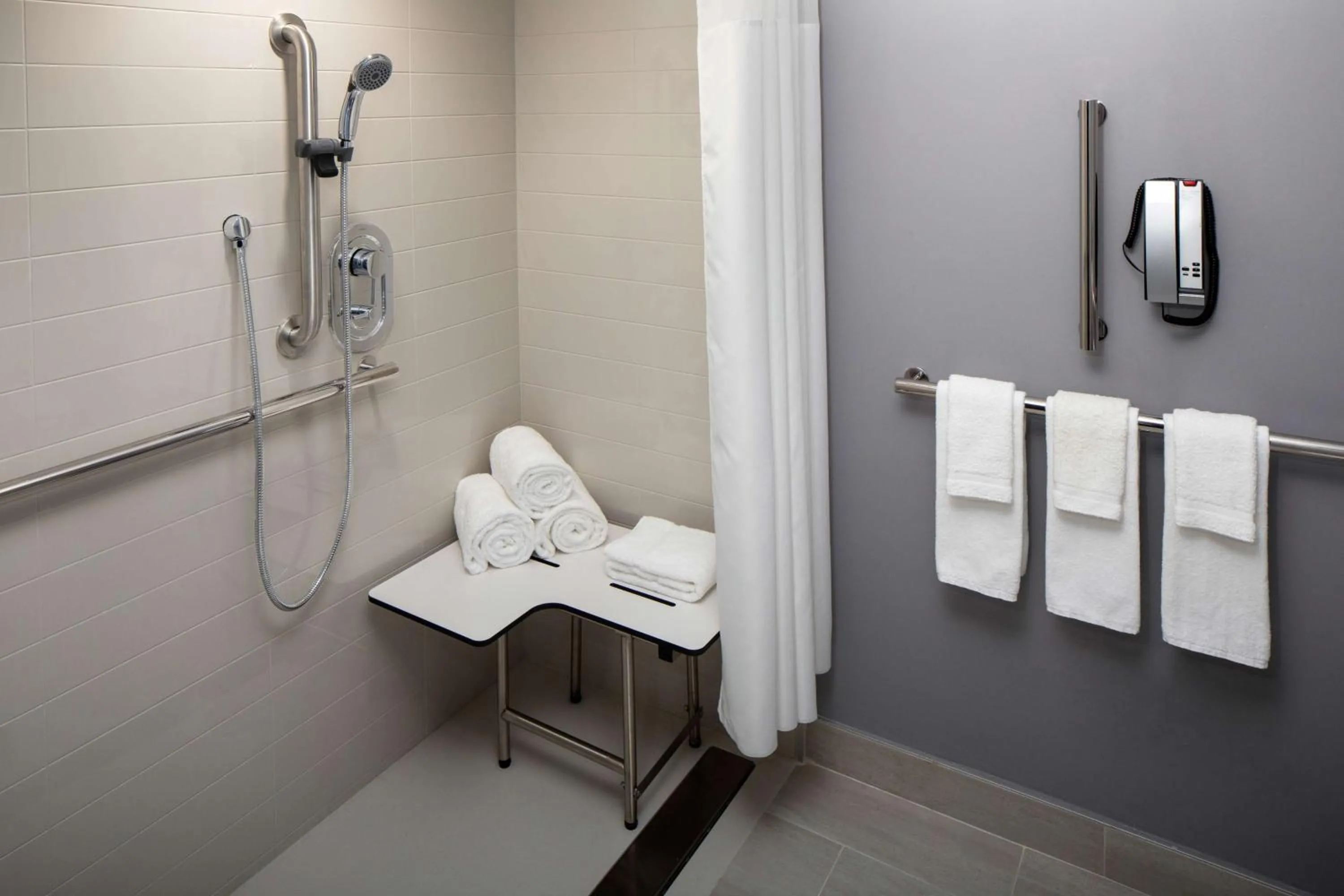 King Room with Roll-In Shower - Disability Access in Hyatt Place New York Chelsea