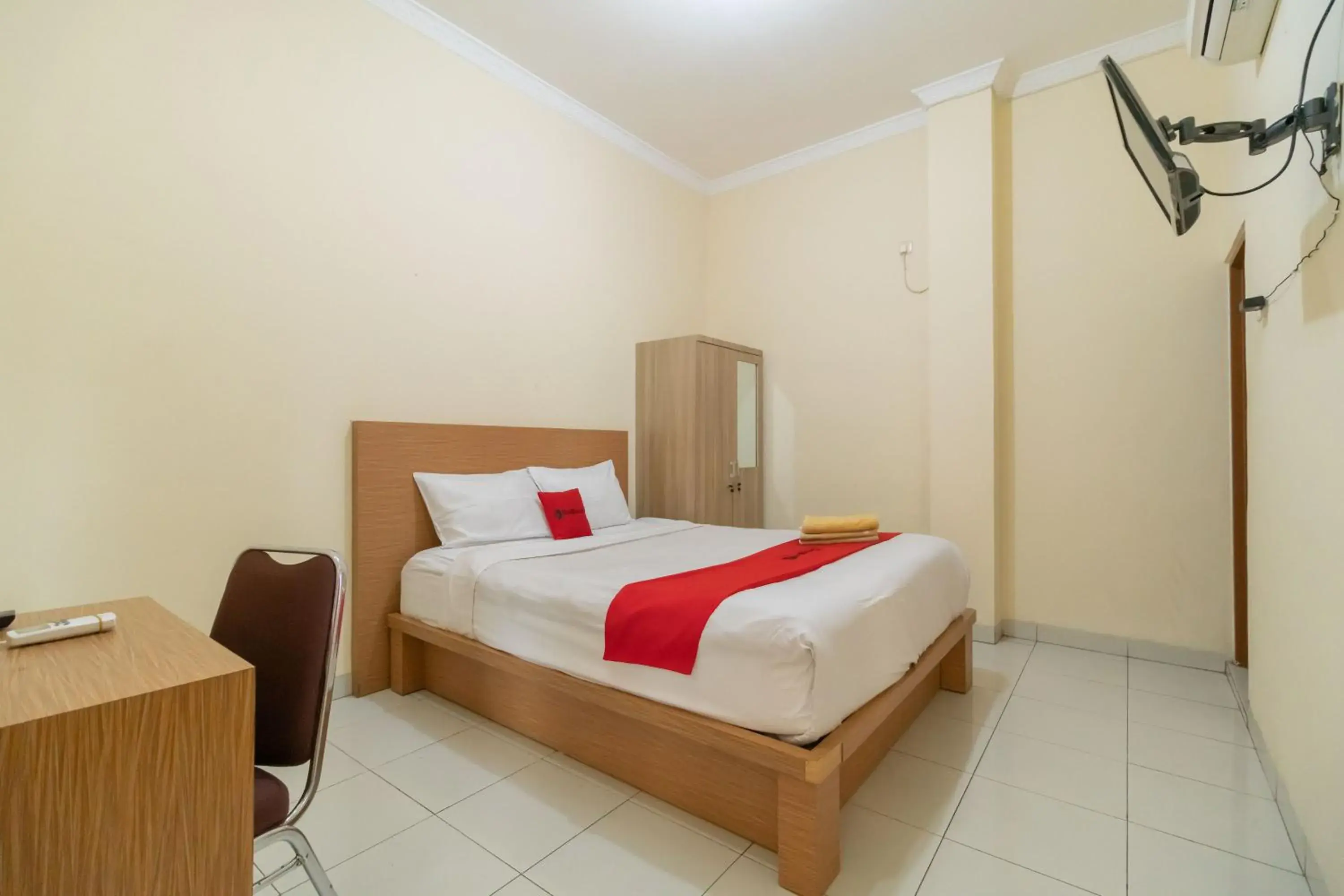 RedDoorz @ Jalan Kolonel Haji Burlian Palembang 2 RedDoorz @ Jalan Kolonel Haji Burlian Palembang 2