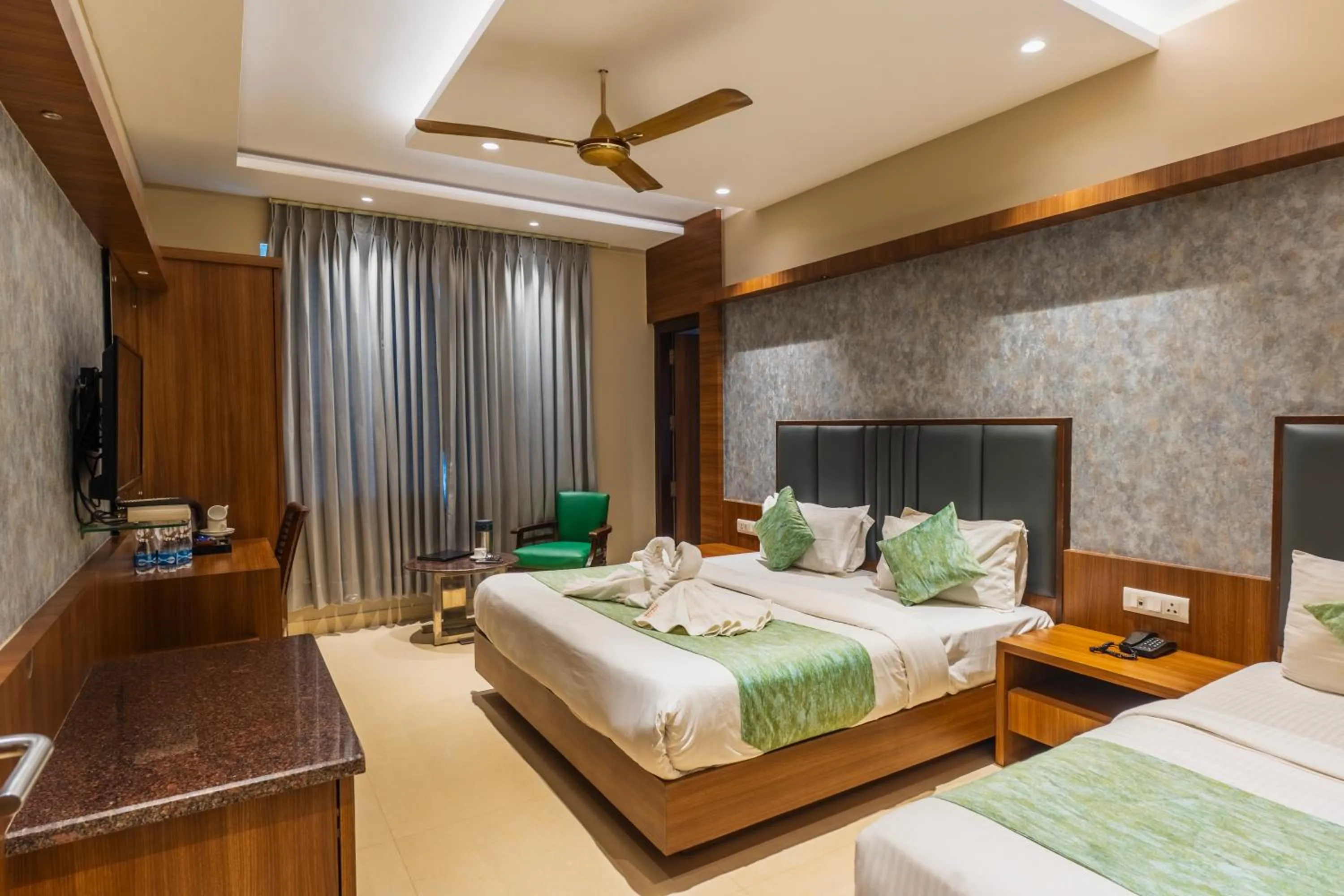 Deluxe Triple Room in Hotel Amritsar International 2 min walk from Amritsar Bus Stand