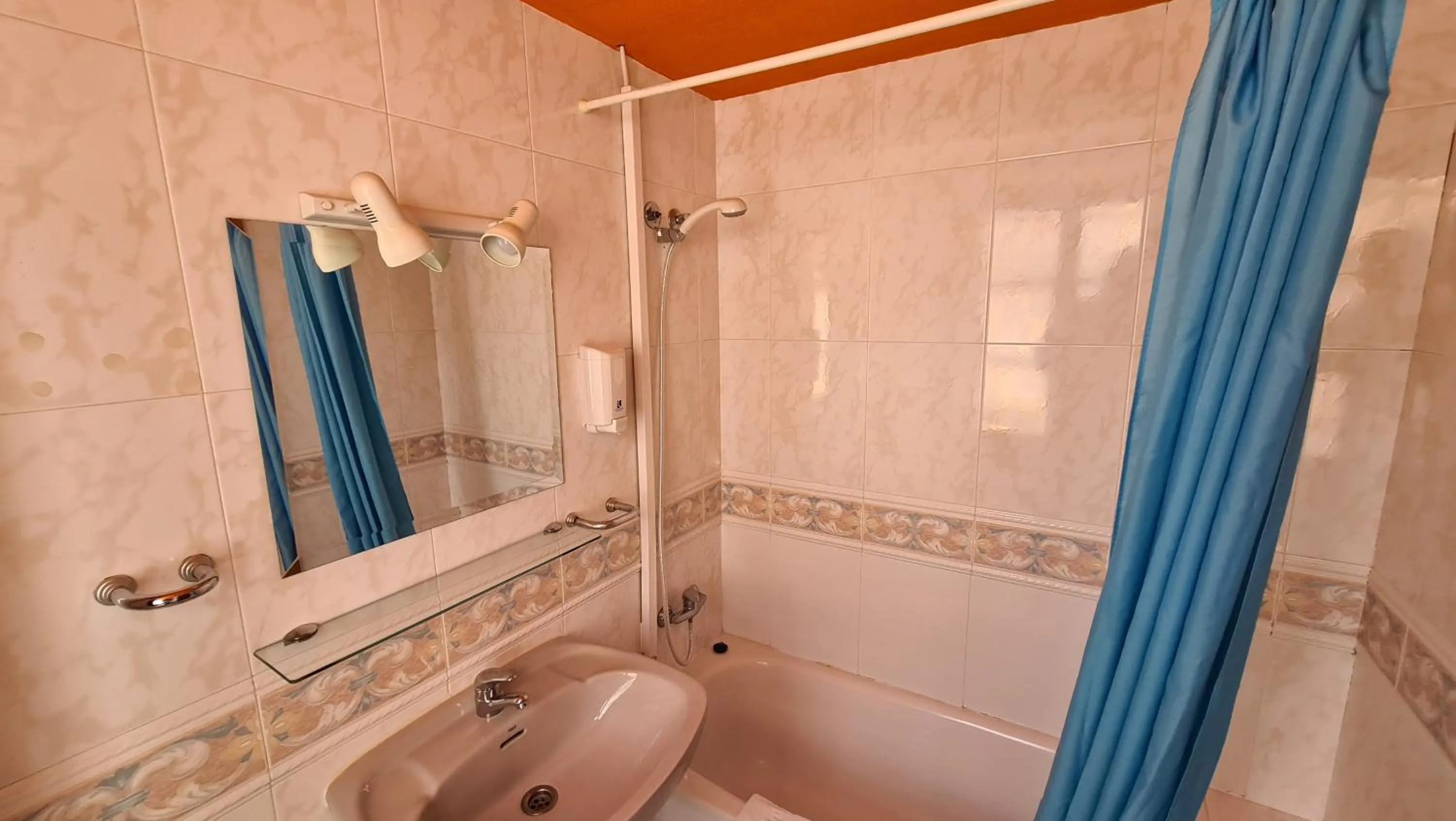 Quadruple Room with Private Bathroom in Arc House Córdoba Only Adults