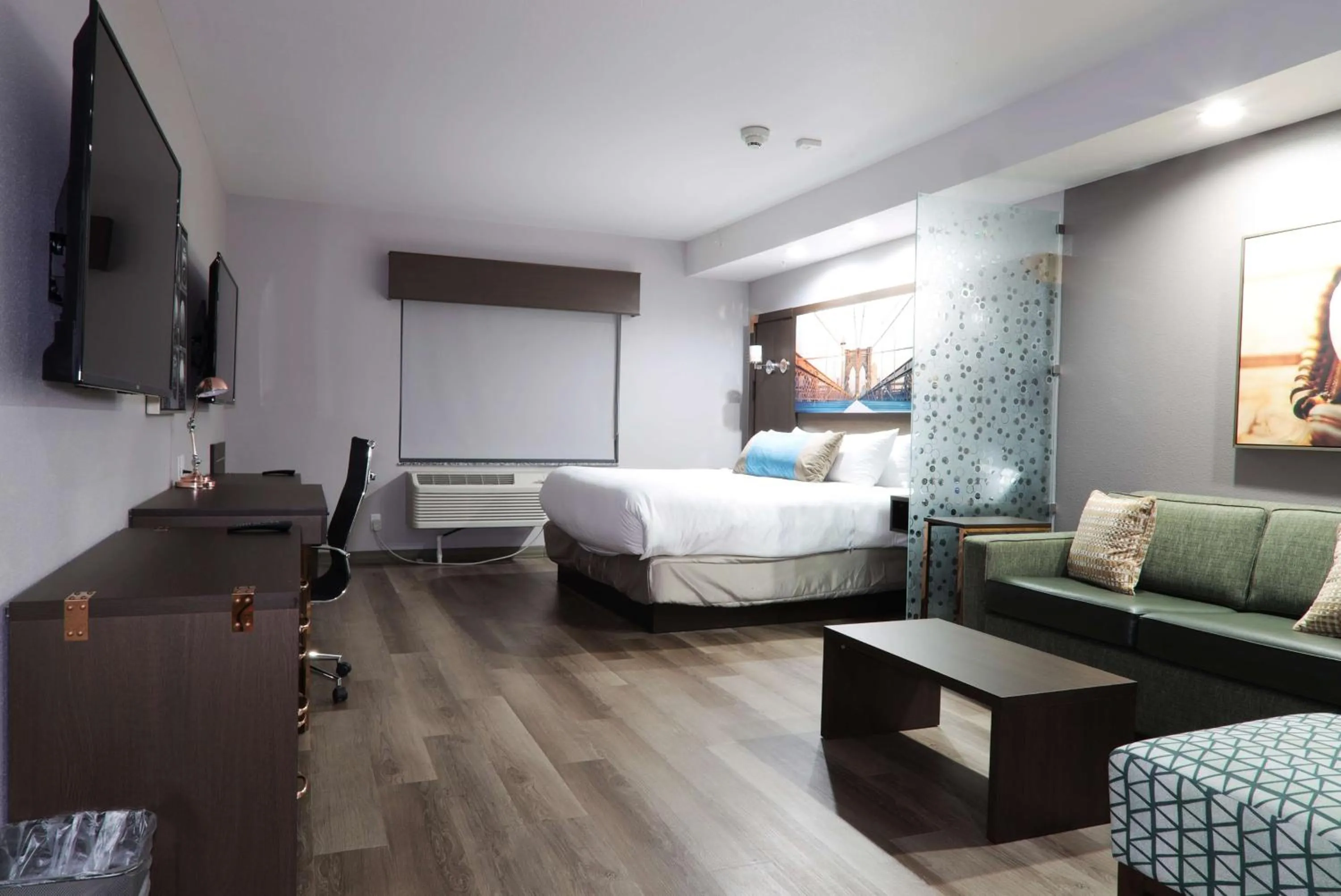 King Suite with Sofa Bed - Non-Smoking in Hotel Manhattan, BW Signature Collection