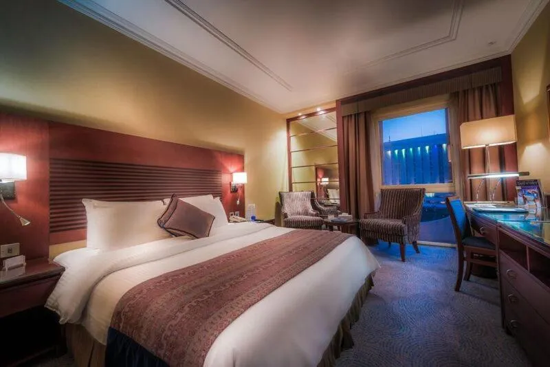 Standard Room One King Bed, 32Sqm Bkfst Inc Freewifi Tv Teacoffee Ac Mini-bar Safe Box in Golden Tulip Bahrain