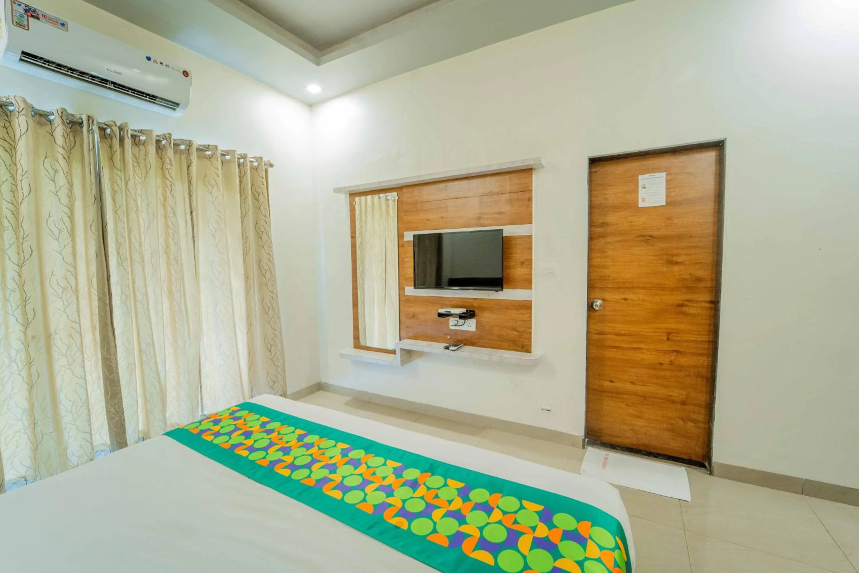 Deluxe Double Room in Treebo The Venna Hill