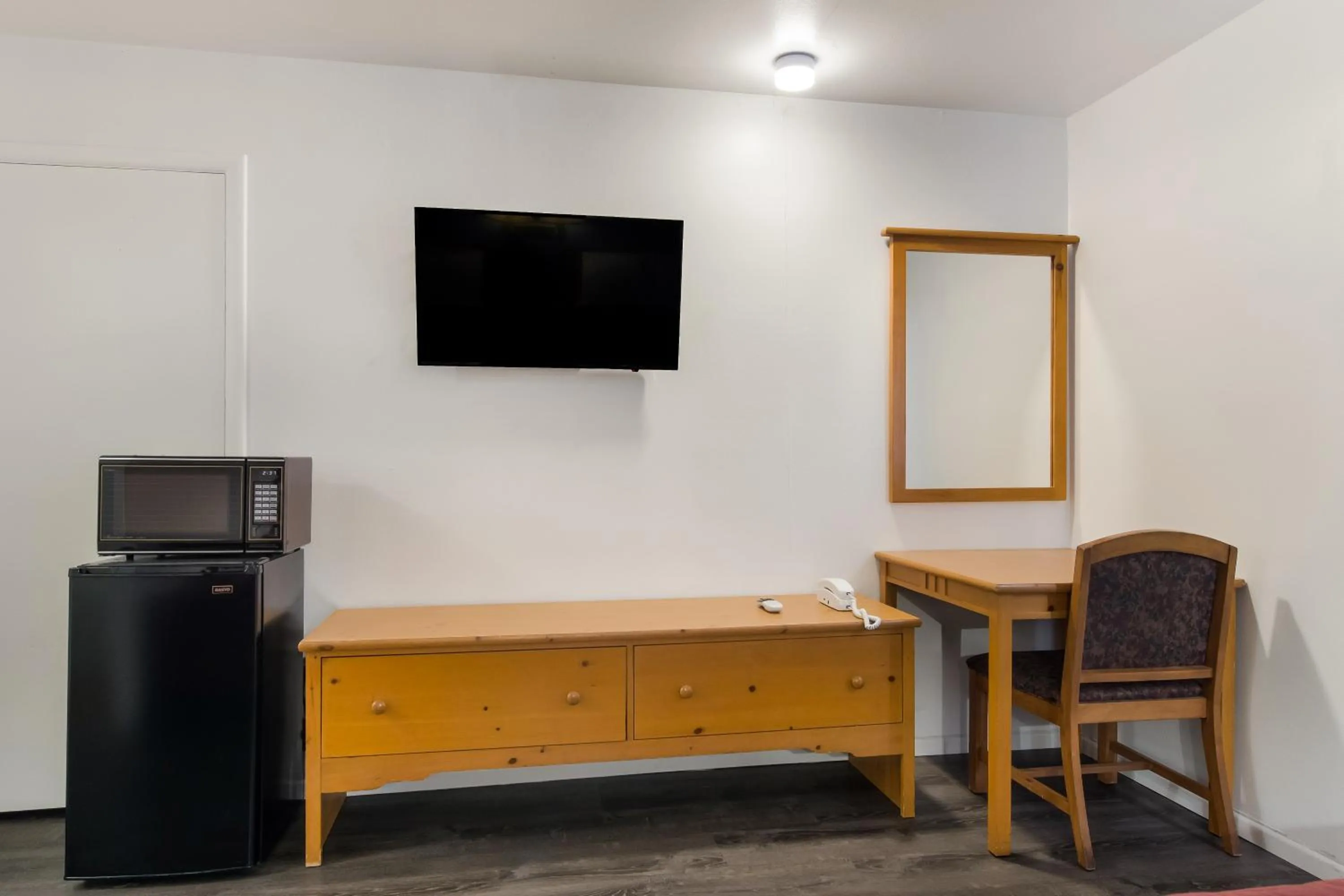 Queen Room - Accessible/Non Smoking in Rodeway Inn & Suites Sidney Historic Downtown I-80