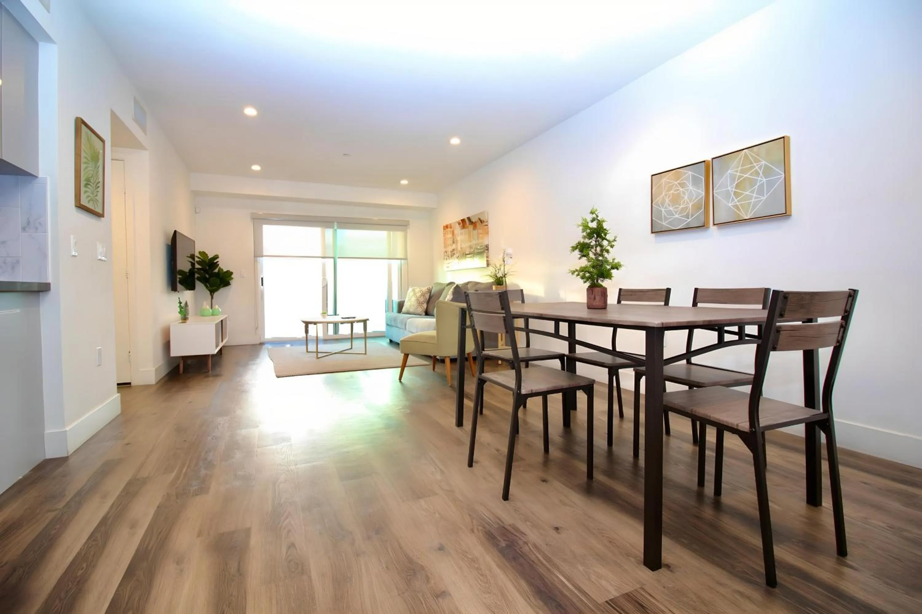 Two-Bedroom City Suite with Balcony in Los Angeles Premium City Suites with Free Parking