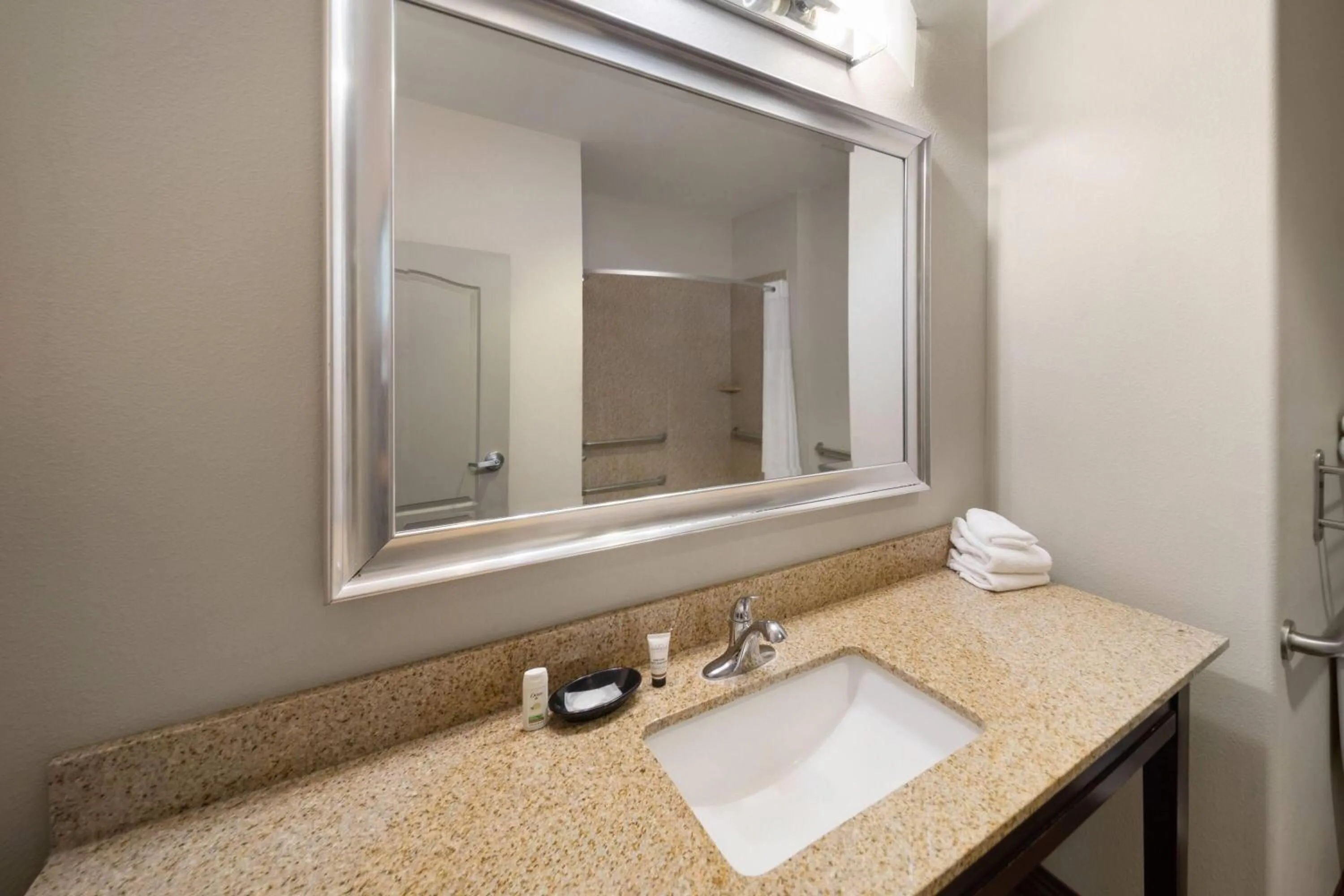 King Suite with Mobility Access and Bathtub with Grab Bars, Non-Smoking in Baymont by Wyndham Andrews TX