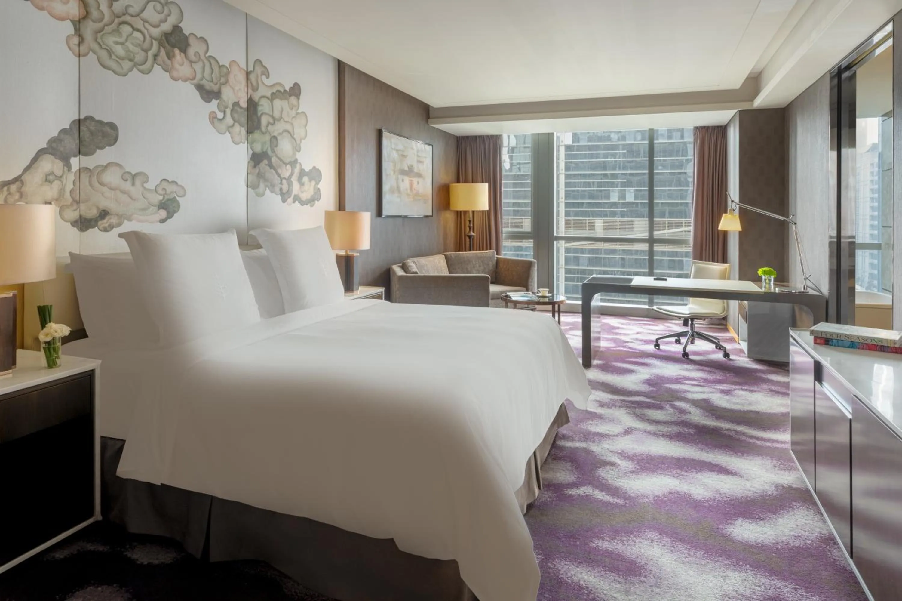 Club Room with King Bed in Four Seasons Hotel Shenzhen